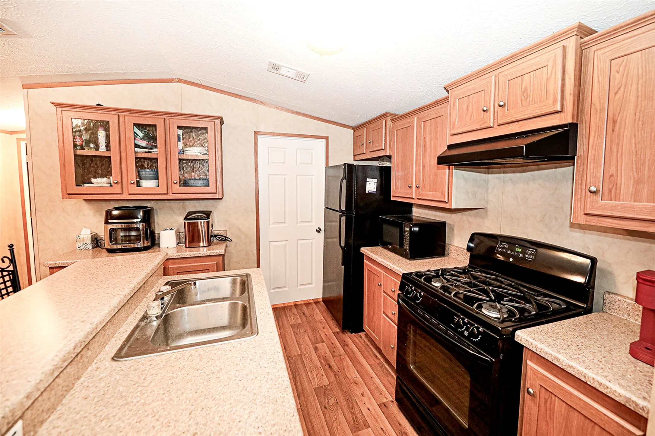 Mobile Home For Sale in Montague County , 700 Frontier Street, Bowie, Texas 76230, 2 Bedroom, 2 Bathroom, Garage spaces, 1,150 Sqft, built in 2012, Preowned, mls#21019491, Real Estate Agent in Bowie, Homes For Sale in Montague county, Homes For Sale in Bowie, Realtor in Bowie Texas, Real Estate Brokerage Independent Realty Texas, Luminita Cordes Realtor