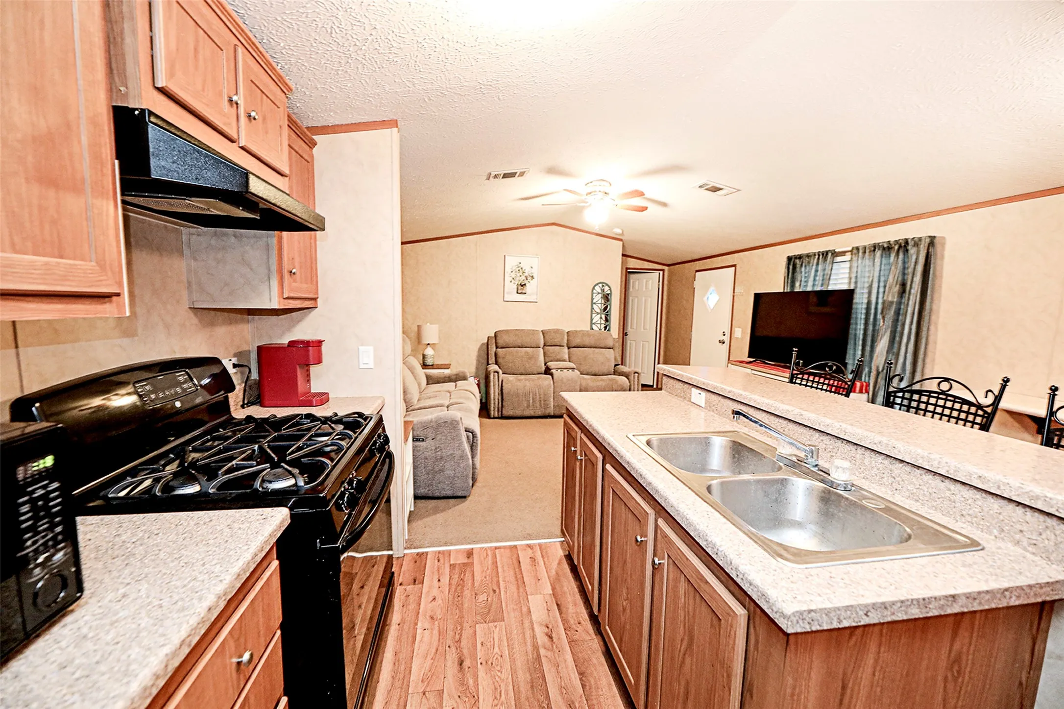 Mobile Home For Sale in Montague County , 700 Frontier Street, Bowie, Texas 76230, 2 Bedroom, 2 Bathroom, Garage spaces, 1,150 Sqft, built in 2012, Preowned, mls#21019491, Real Estate Agent in Bowie, Homes For Sale in Montague county, Homes For Sale in Bowie, Realtor in Bowie Texas, Real Estate Brokerage Independent Realty Texas, Luminita Cordes Realtor