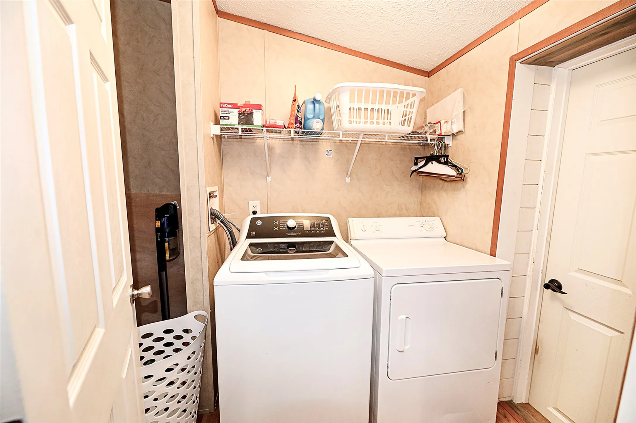 Mobile Home For Sale in Montague County , 700 Frontier Street, Bowie, Texas 76230, 2 Bedroom, 2 Bathroom, Garage spaces, 1,150 Sqft, built in 2012, Preowned, mls#21019491, Real Estate Agent in Bowie, Homes For Sale in Montague county, Homes For Sale in Bowie, Realtor in Bowie Texas, Real Estate Brokerage Independent Realty Texas, Luminita Cordes Realtor