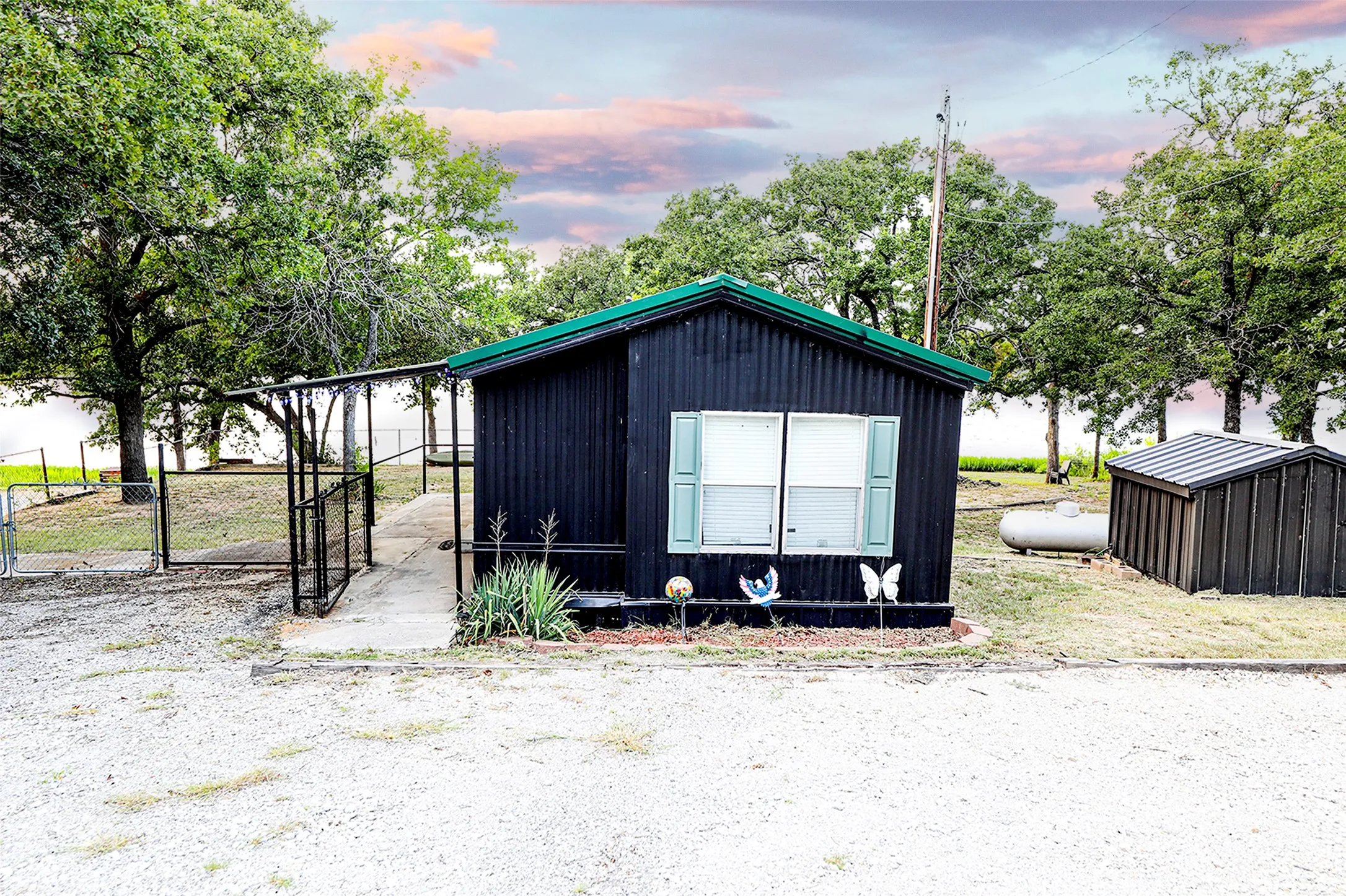 Mobile Home For Sale in Montague County , 700 Frontier Street, Bowie, Texas 76230, 2 Bedroom, 2 Bathroom, Garage spaces, 1,150 Sqft, built in 2012, Preowned, mls#21019491, Real Estate Agent in Bowie, Homes For Sale in Montague county, Homes For Sale in Bowie, Realtor in Bowie Texas, Real Estate Brokerage Independent Realty Texas, Luminita Cordes Realtor