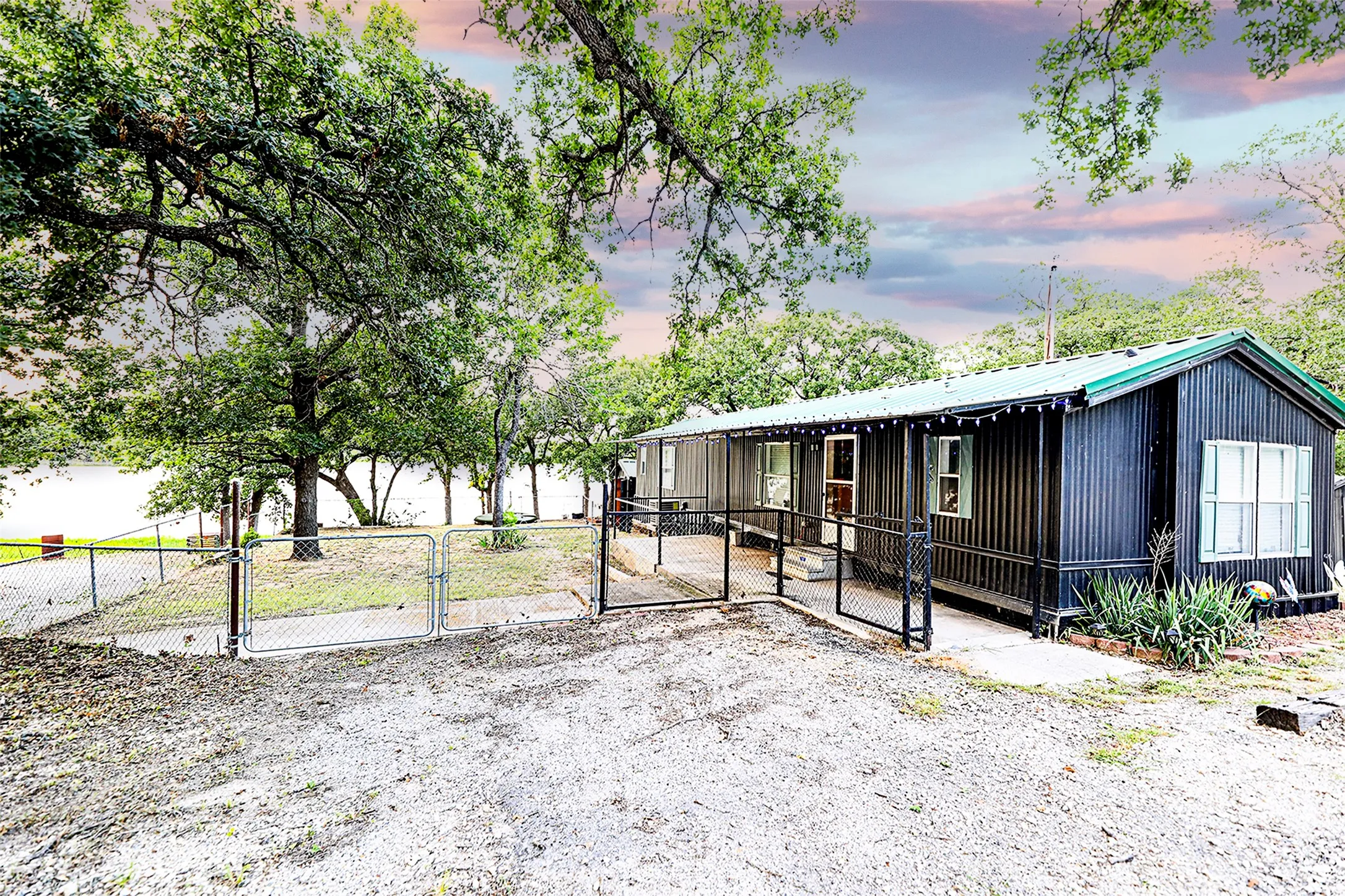 Mobile Home For Sale in Montague County , 700 Frontier Street, Bowie, Texas 76230, 2 Bedroom, 2 Bathroom, Garage spaces, 1,150 Sqft, built in 2012, Preowned, mls#21019491, Real Estate Agent in Bowie, Homes For Sale in Montague county, Homes For Sale in Bowie, Realtor in Bowie Texas, Real Estate Brokerage Independent Realty Texas, Luminita Cordes Realtor