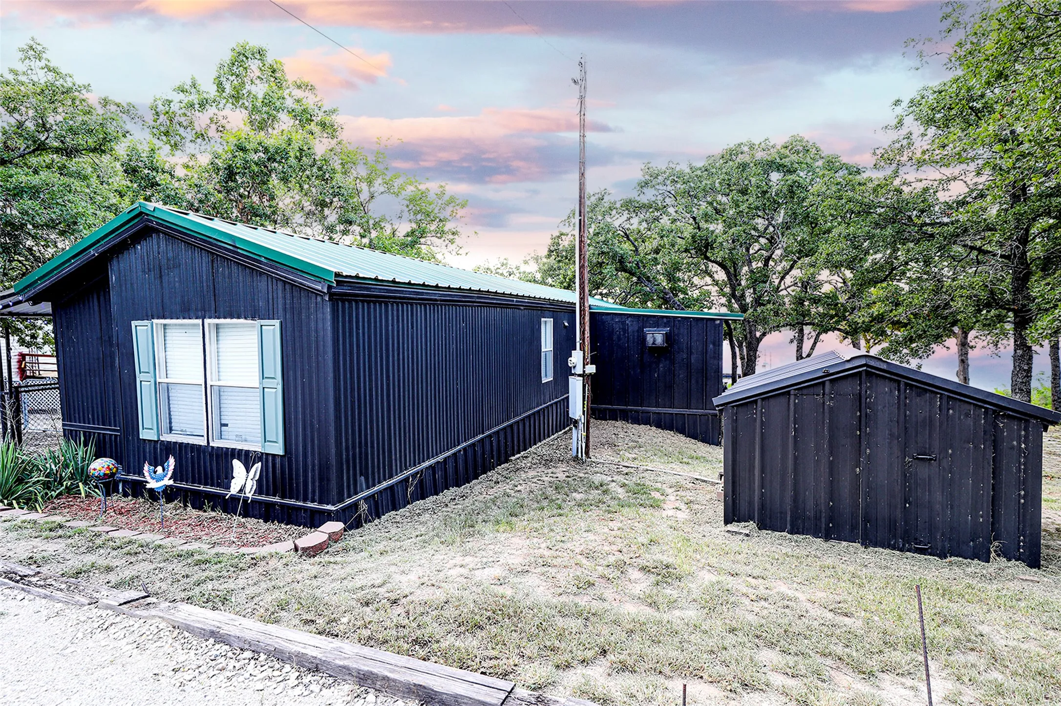 Mobile Home For Sale in Montague County , 700 Frontier Street, Bowie, Texas 76230, 2 Bedroom, 2 Bathroom, Garage spaces, 1,150 Sqft, built in 2012, Preowned, mls#21019491, Real Estate Agent in Bowie, Homes For Sale in Montague county, Homes For Sale in Bowie, Realtor in Bowie Texas, Real Estate Brokerage Independent Realty Texas, Luminita Cordes Realtor