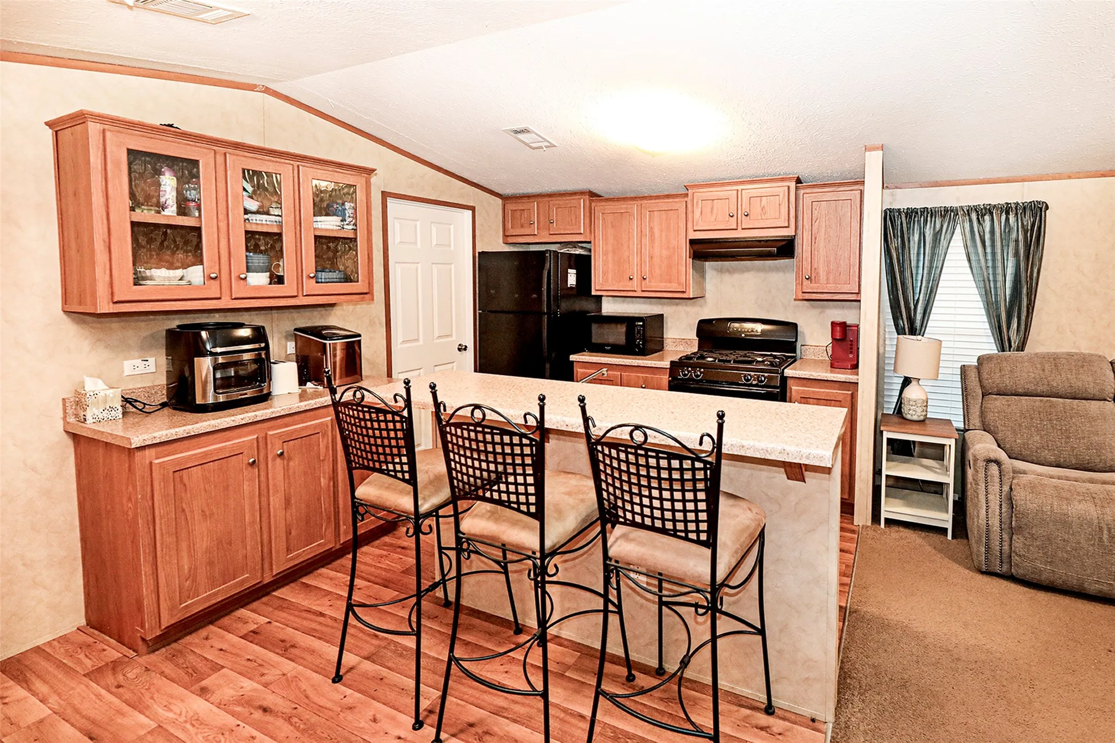 Mobile Home For Sale in Montague County , 700 Frontier Street, Bowie, Texas 76230, 2 Bedroom, 2 Bathroom, Garage spaces, 1,150 Sqft, built in 2012, Preowned, mls#21019491, Real Estate Agent in Bowie, Homes For Sale in Montague county, Homes For Sale in Bowie, Realtor in Bowie Texas, Real Estate Brokerage Independent Realty Texas, Luminita Cordes Realtor