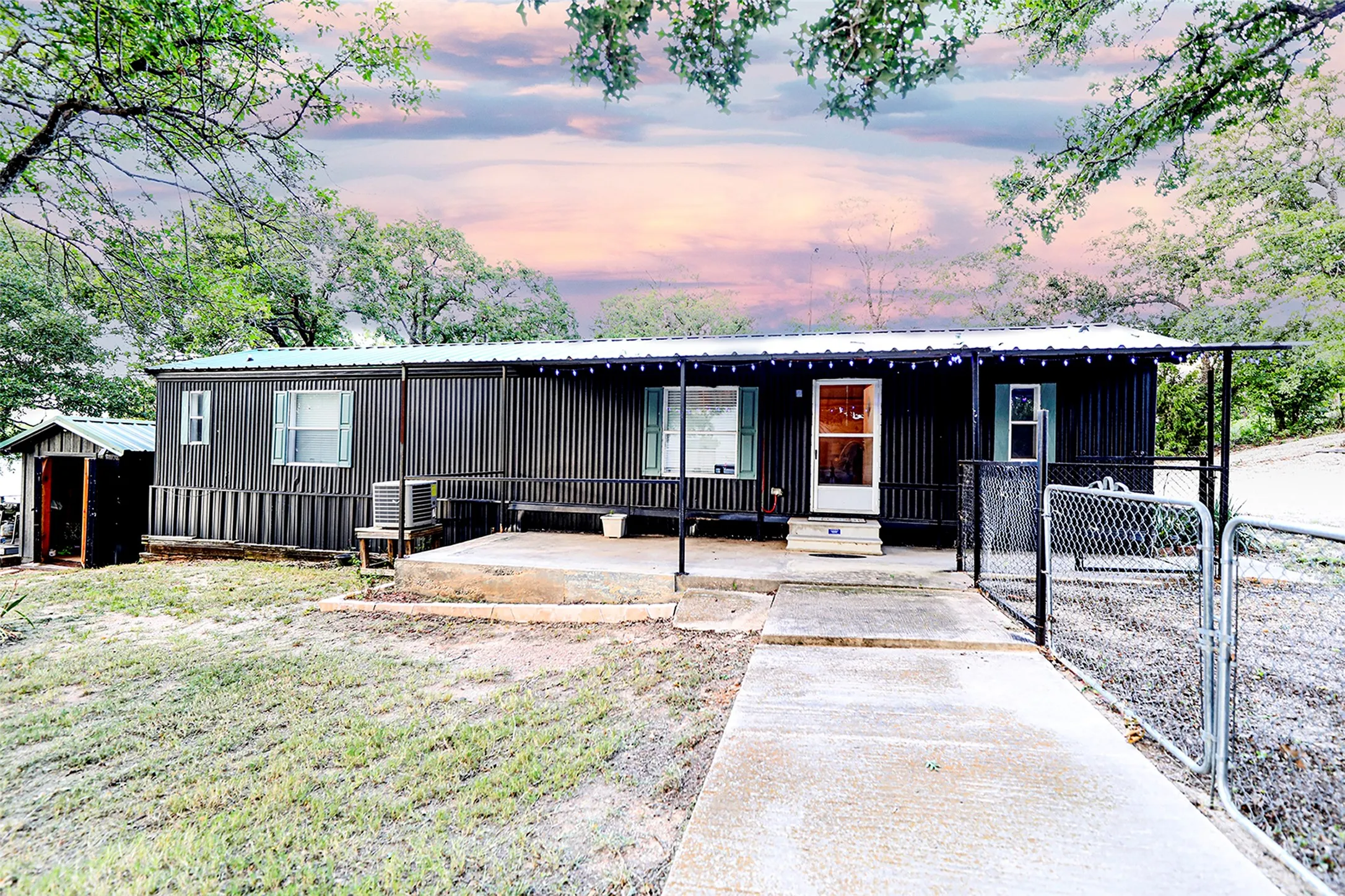 Mobile Home For Sale in Montague County , 700 Frontier Street, Bowie, Texas 76230, 2 Bedroom, 2 Bathroom, Garage spaces, 1,150 Sqft, built in 2012, Preowned, mls#21019491, Real Estate Agent in Bowie, Homes For Sale in Montague county, Homes For Sale in Bowie, Realtor in Bowie Texas, Real Estate Brokerage Independent Realty Texas, Luminita Cordes Realtor
