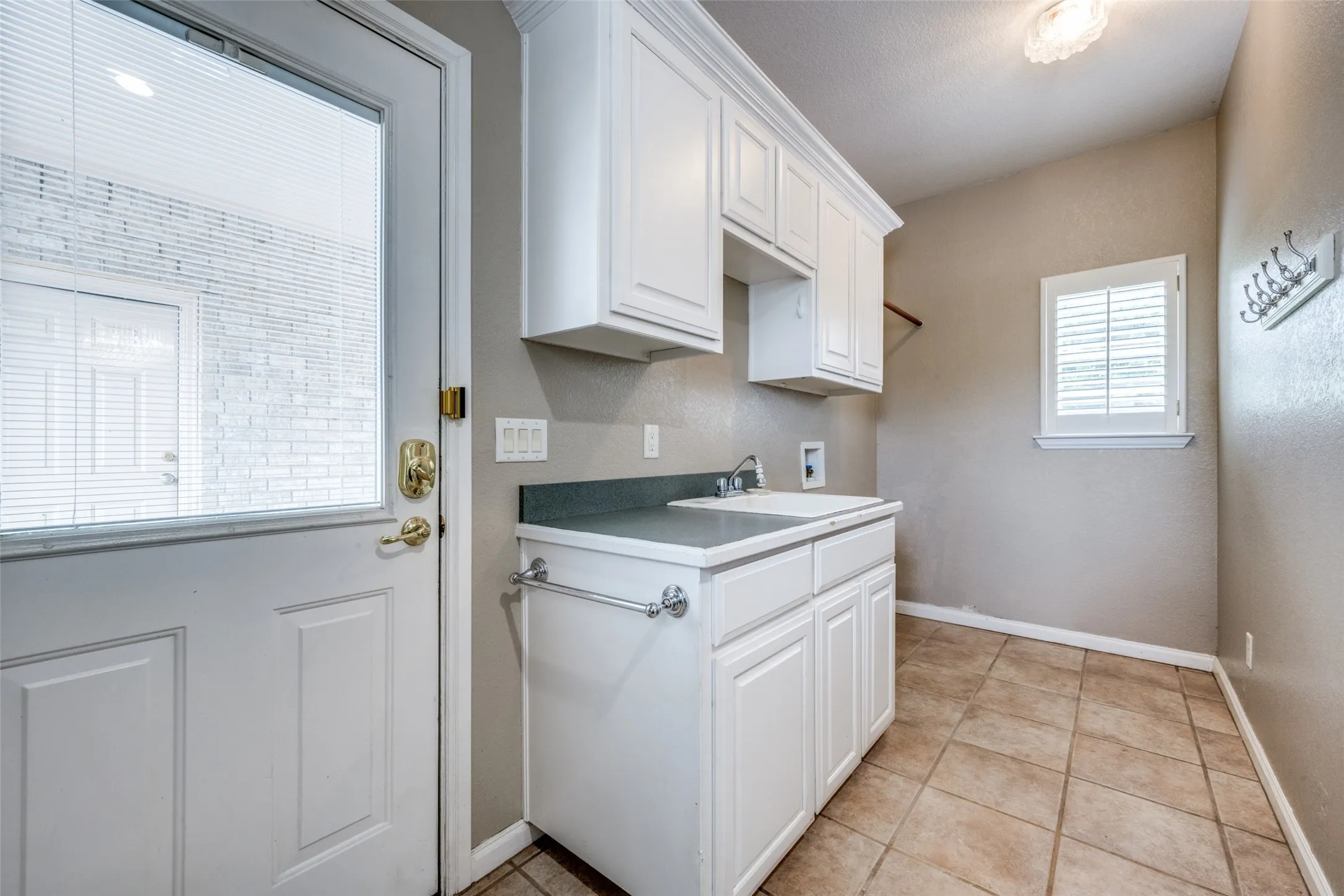 Single Family Residence For Sale in Wise County , 500 Navajo Court, Runaway Bay, Texas 76426, 3 Bedroom, 5 Bathroom, 3 Garage spaces, 3,380 Sqft, built in 2000, mls#21020336, Real Estate Agent in Runaway Bay, Homes For Sale in Wise county, Homes For Sale in Runaway Bay, Realtor in Runaway Bay Texas, Real Estate Brokerage Independent Realty Texas, Luminita Cordes Realtor