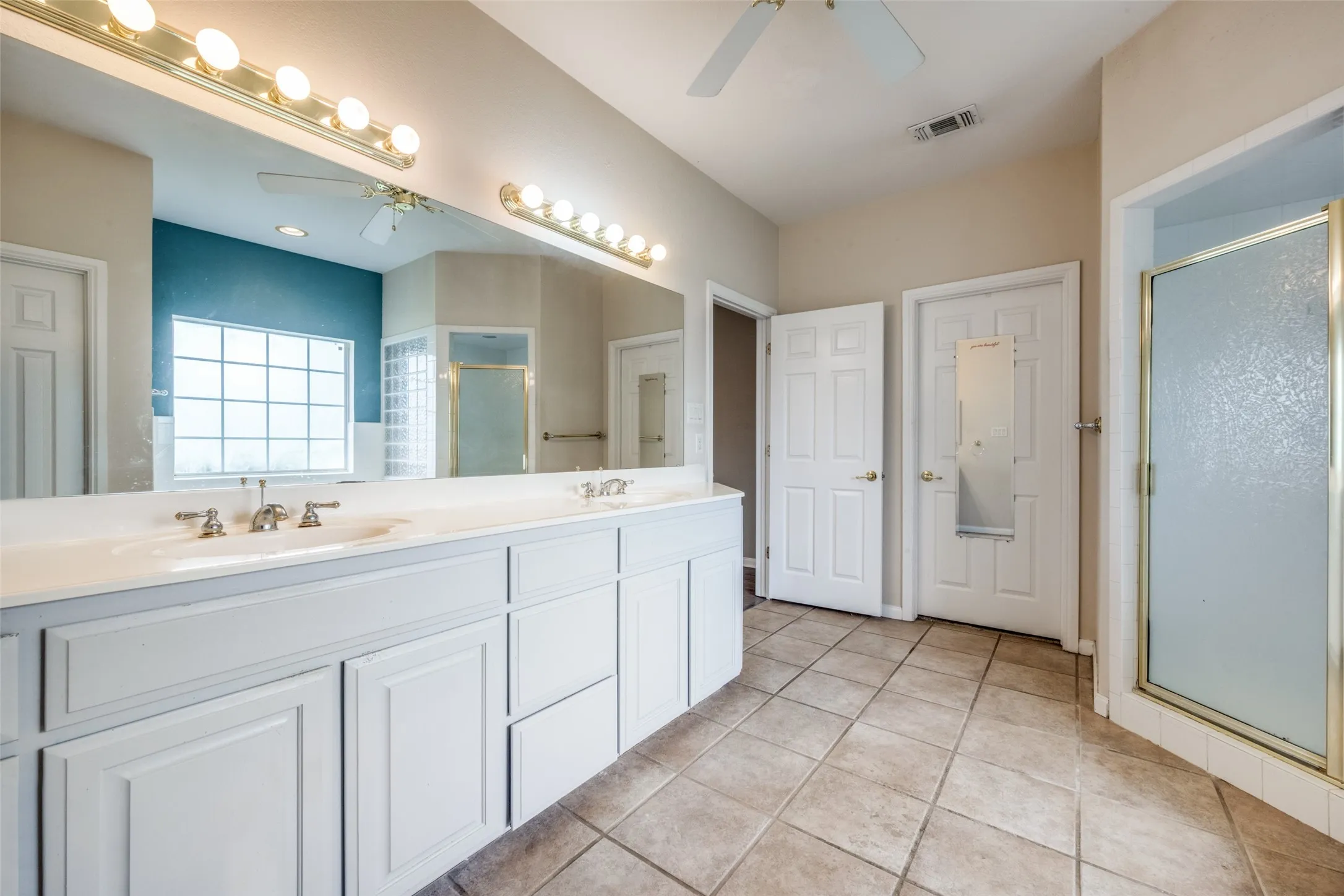 Single Family Residence For Sale in Wise County , 500 Navajo Court, Runaway Bay, Texas 76426, 3 Bedroom, 5 Bathroom, 3 Garage spaces, 3,380 Sqft, built in 2000, mls#21020336, Real Estate Agent in Runaway Bay, Homes For Sale in Wise county, Homes For Sale in Runaway Bay, Realtor in Runaway Bay Texas, Real Estate Brokerage Independent Realty Texas, Luminita Cordes Realtor