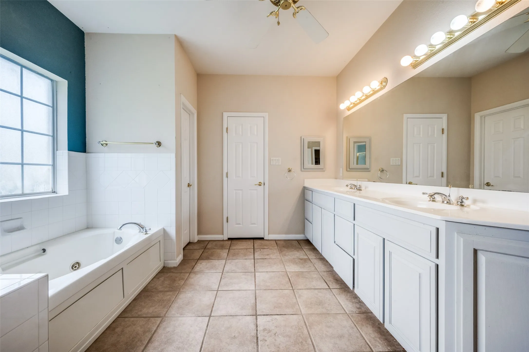 Single Family Residence For Sale in Wise County , 500 Navajo Court, Runaway Bay, Texas 76426, 3 Bedroom, 5 Bathroom, 3 Garage spaces, 3,380 Sqft, built in 2000, mls#21020336, Real Estate Agent in Runaway Bay, Homes For Sale in Wise county, Homes For Sale in Runaway Bay, Realtor in Runaway Bay Texas, Real Estate Brokerage Independent Realty Texas, Luminita Cordes Realtor