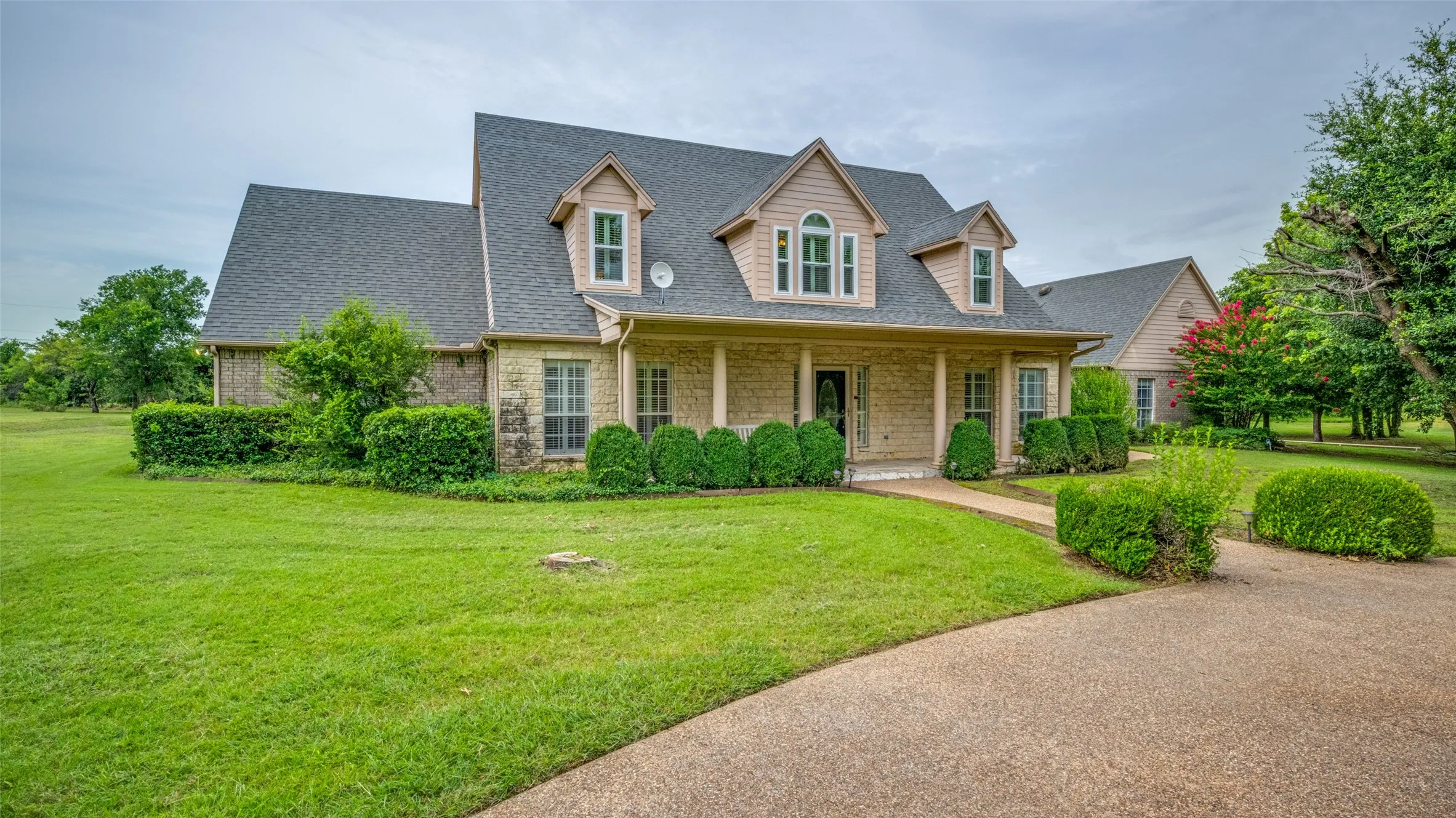 Single Family Residence For Sale in Wise County , 500 Navajo Court, Runaway Bay, Texas 76426, 3 Bedroom, 5 Bathroom, 3 Garage spaces, 3,380 Sqft, built in 2000, mls#21020336, Real Estate Agent in Runaway Bay, Homes For Sale in Wise county, Homes For Sale in Runaway Bay, Realtor in Runaway Bay Texas, Real Estate Brokerage Independent Realty Texas, Luminita Cordes Realtor