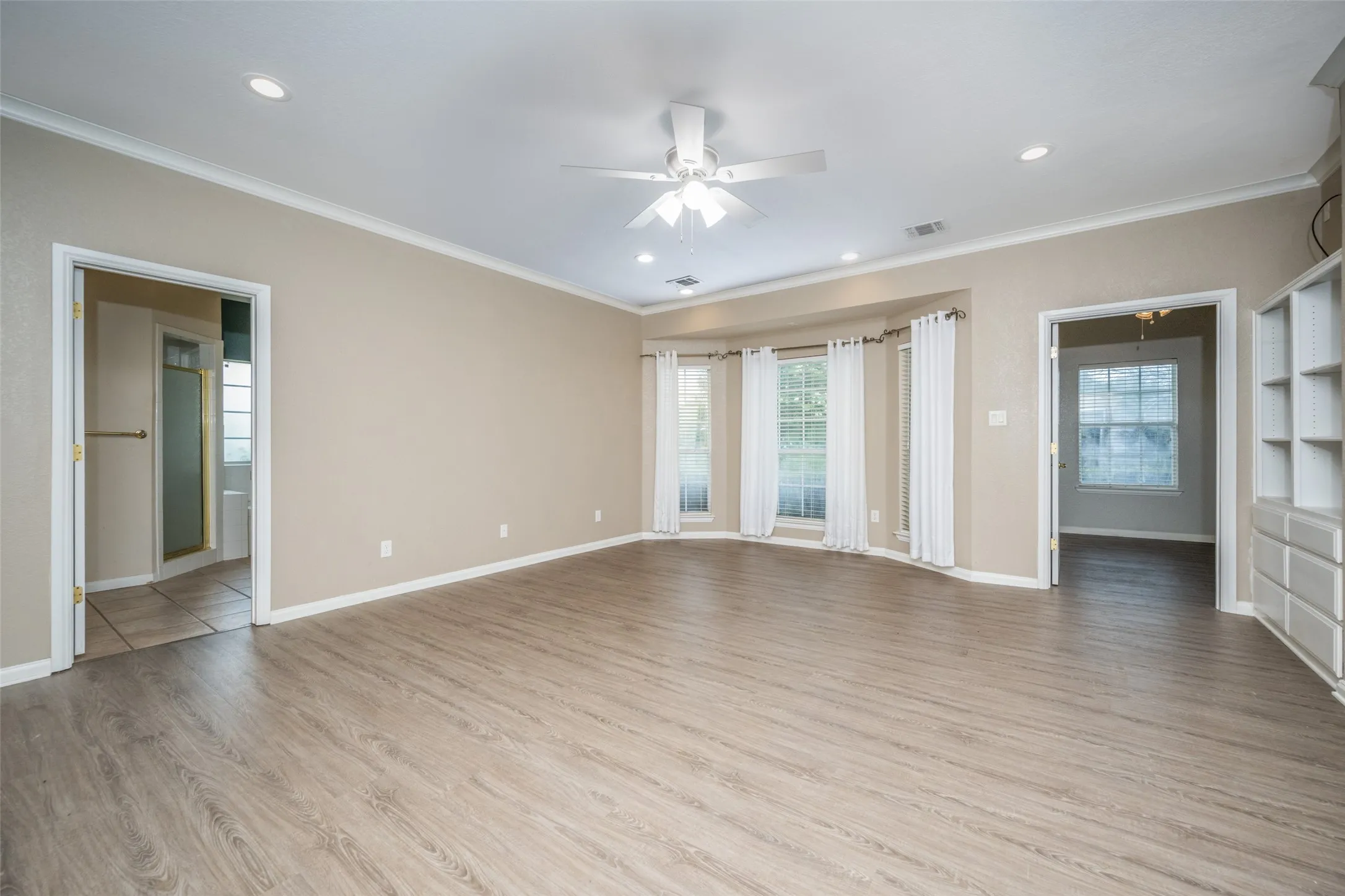 Single Family Residence For Sale in Wise County , 500 Navajo Court, Runaway Bay, Texas 76426, 3 Bedroom, 5 Bathroom, 3 Garage spaces, 3,380 Sqft, built in 2000, mls#21020336, Real Estate Agent in Runaway Bay, Homes For Sale in Wise county, Homes For Sale in Runaway Bay, Realtor in Runaway Bay Texas, Real Estate Brokerage Independent Realty Texas, Luminita Cordes Realtor