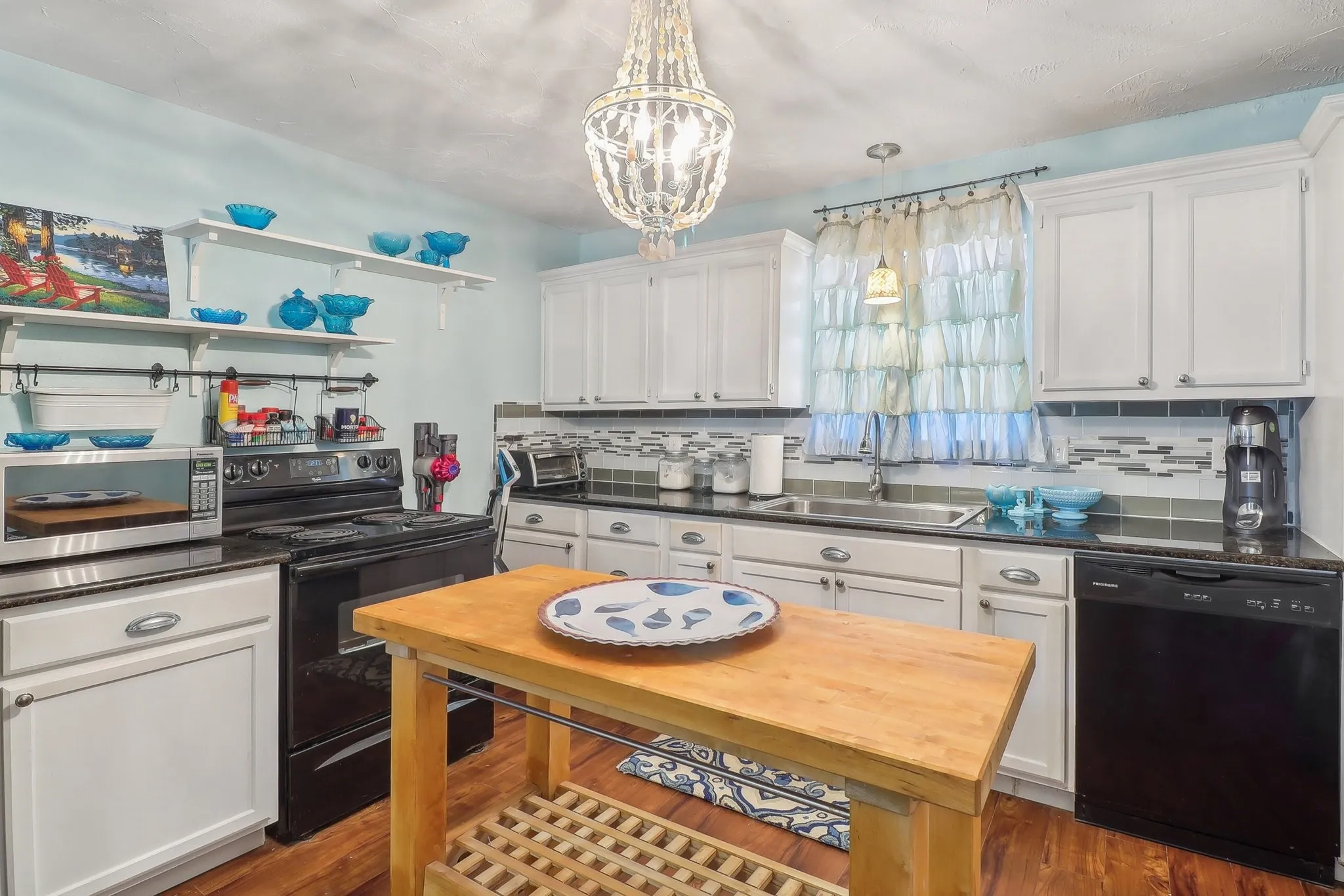 Single Family Residence For Sale in Henderson County , 176 Bayside Circle, Malakoff, Texas 75148, 2 Bedroom, 2 Bathroom, 1 Garage spaces, 1,048 Sqft, built in 1994, Preowned, mls#21021459, Real Estate Agent in Malakoff, Homes For Sale in Henderson county, Homes For Sale in Malakoff, Realtor in Malakoff Texas, Real Estate Brokerage Independent Realty Texas, Luminita Cordes Realtor