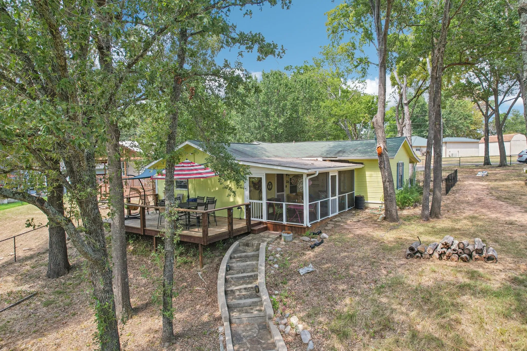 Single Family Residence For Sale in Henderson County , 176 Bayside Circle, Malakoff, Texas 75148, 2 Bedroom, 2 Bathroom, 1 Garage spaces, 1,048 Sqft, built in 1994, Preowned, mls#21021459, Real Estate Agent in Malakoff, Homes For Sale in Henderson county, Homes For Sale in Malakoff, Realtor in Malakoff Texas, Real Estate Brokerage Independent Realty Texas, Luminita Cordes Realtor