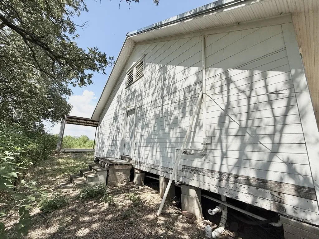 Farm For Sale in Falls County , TBD HWY 6, Riesel, Texas 76682, 3 Bedrooms, 1 Bathroom, Garage spaces, 1,386 Sqft, built in 1950, Price $375,000, mls#21021886, Real Estate Agent in Riesel, Homes For Sale in Falls county, Homes For Sale in Riesel, Realtor in Riesel Texas, Real Estate Brokerage Independent Realty Texas, Luminita Cordes Realtor
