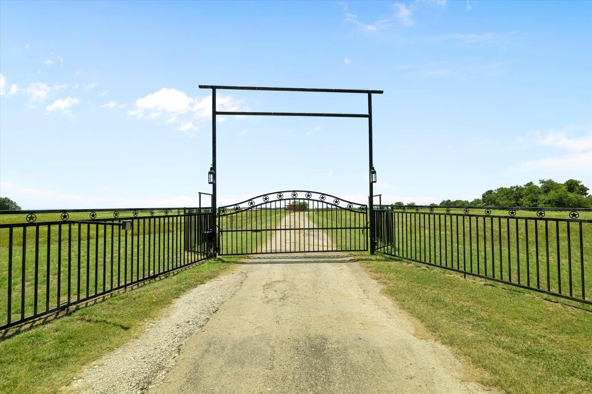Farm For Sale in Parker County , 2801 Agnes Circle, Springtown, Texas 76082, 3 Bedrooms, 3 Bathrooms, 3 Garage spaces, 3,000 Sqft, built in 2005, Price $2,650,000, mls#21018958, Real Estate Agent in Springtown, Homes For Sale in Parker county, Homes For Sale in Springtown, Realtor in Springtown Texas, Real Estate Brokerage Independent Realty Texas, Luminita Cordes Realtor