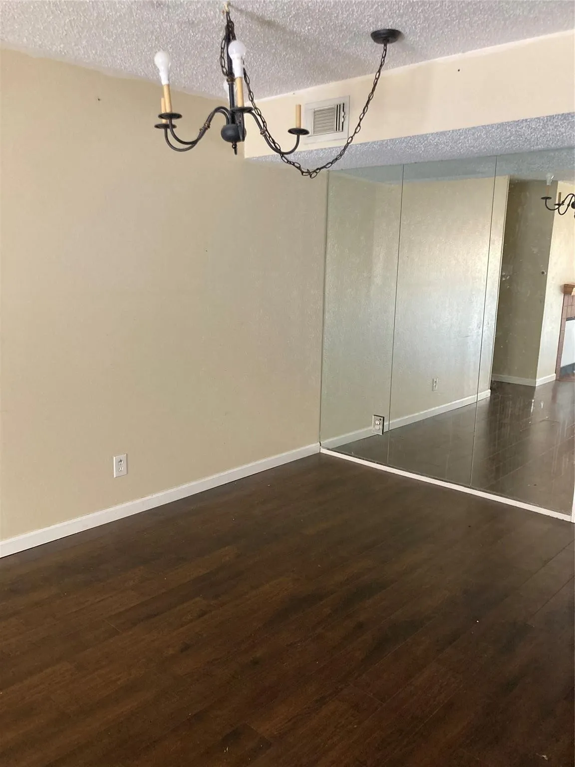 Condominium For Sale in Dallas County , 9170 Forest Lane 226, Dallas, Texas 75243, 2 Bedroom, 2 Bathroom, Garage spaces, 868 Sqft, built in 1981, mls#21021616, Real Estate Agent in Dallas, Homes For Sale in Dallas county, Homes For Sale in Dallas, Realtor in Dallas Texas, Real Estate Brokerage Independent Realty Texas, Luminita Cordes Realtor