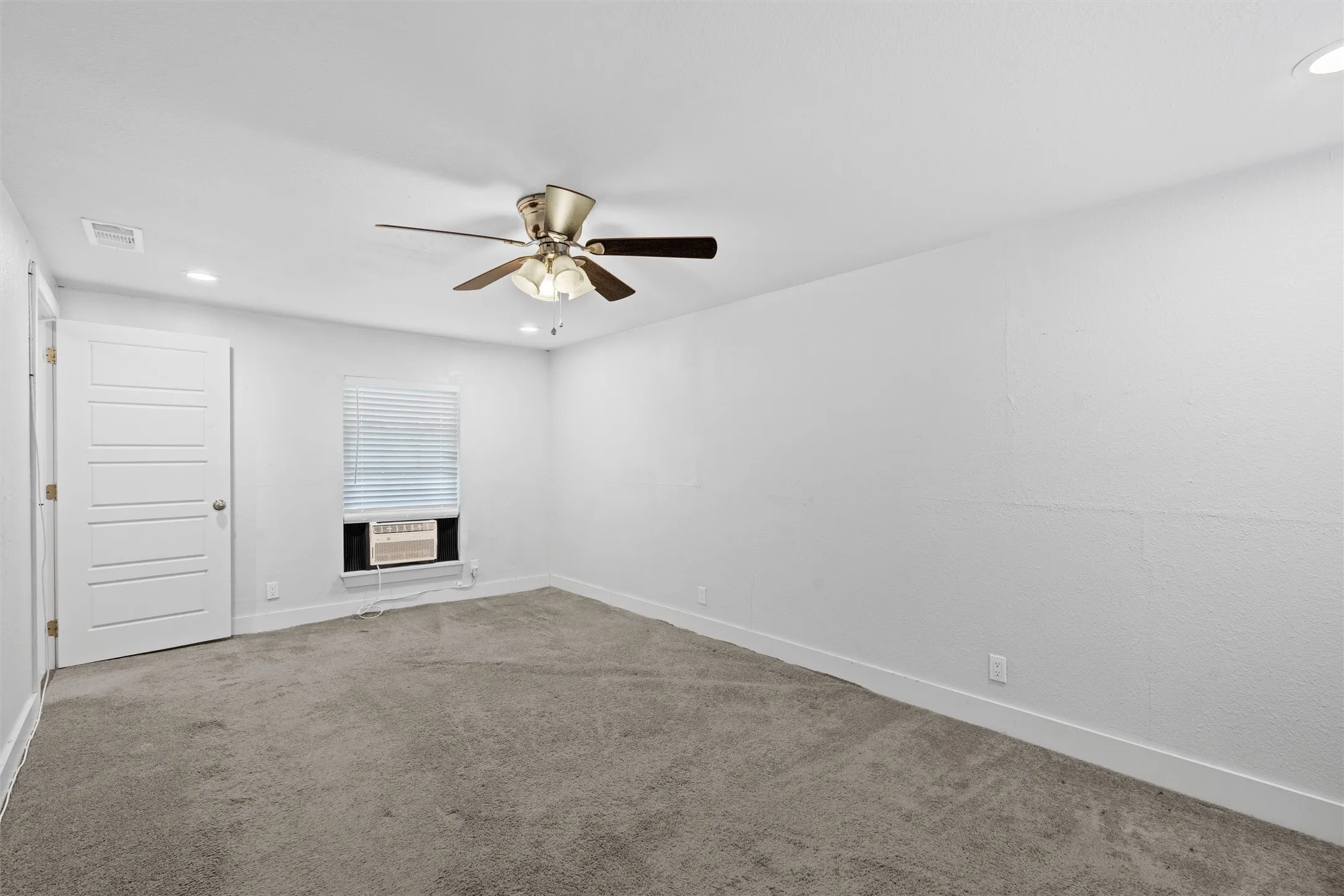 Single Family Residence For Sale in Dallas County , 3514 Larry Street, Rowlett, Texas 75088, 4 Bedroom, 2 Bathroom, Garage spaces, 1,885 Sqft, built in 1970, mls#21021811, Real Estate Agent in Rowlett, Homes For Sale in Dallas county, Homes For Sale in Rowlett, Realtor in Rowlett Texas, Real Estate Brokerage Independent Realty Texas, Luminita Cordes Realtor