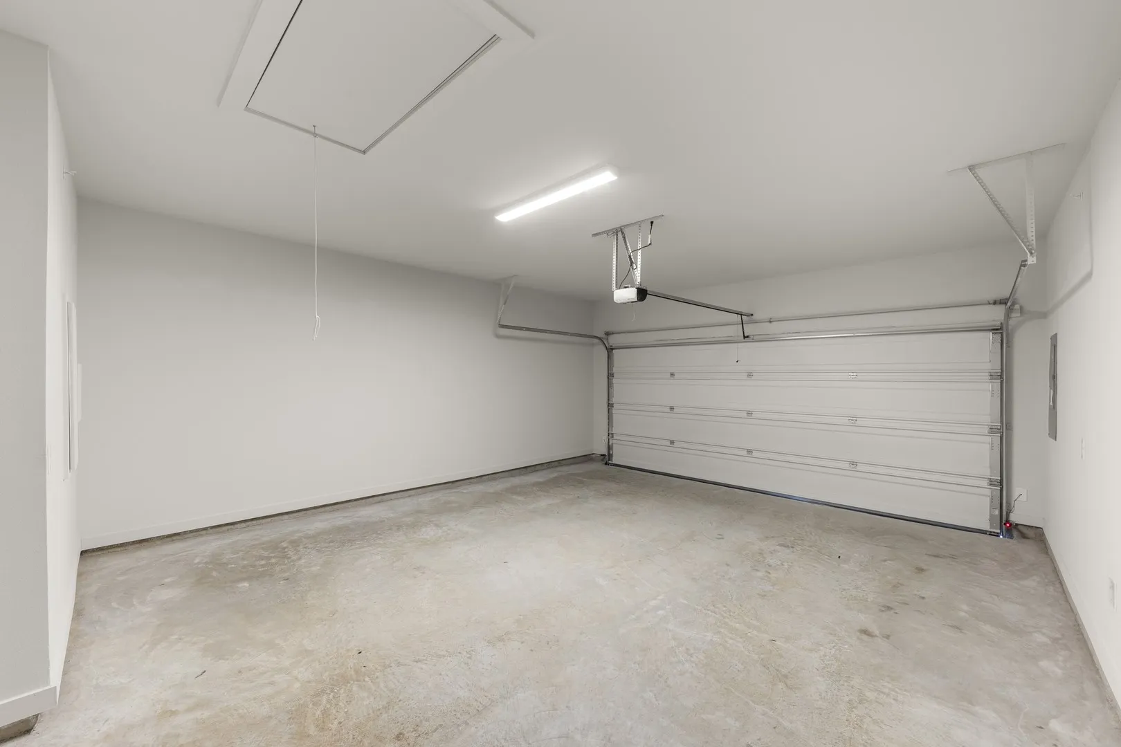 26. 628 Oakridge - Garage
