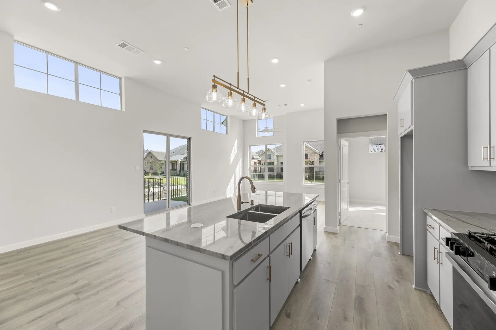 16. 628 Oakridge - Kitchen (4)