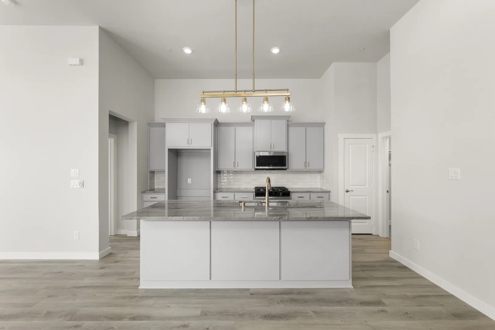13. 628 Oakridge - Kitchen