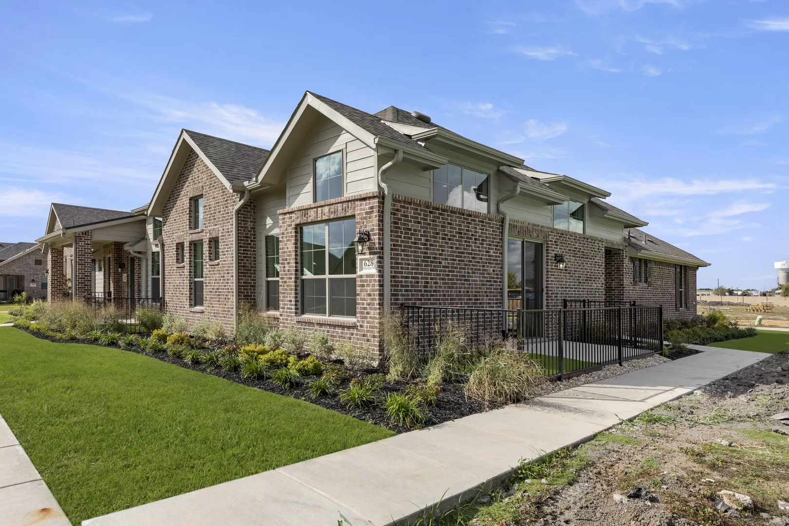 02. 628 Oakridge - Front (2)