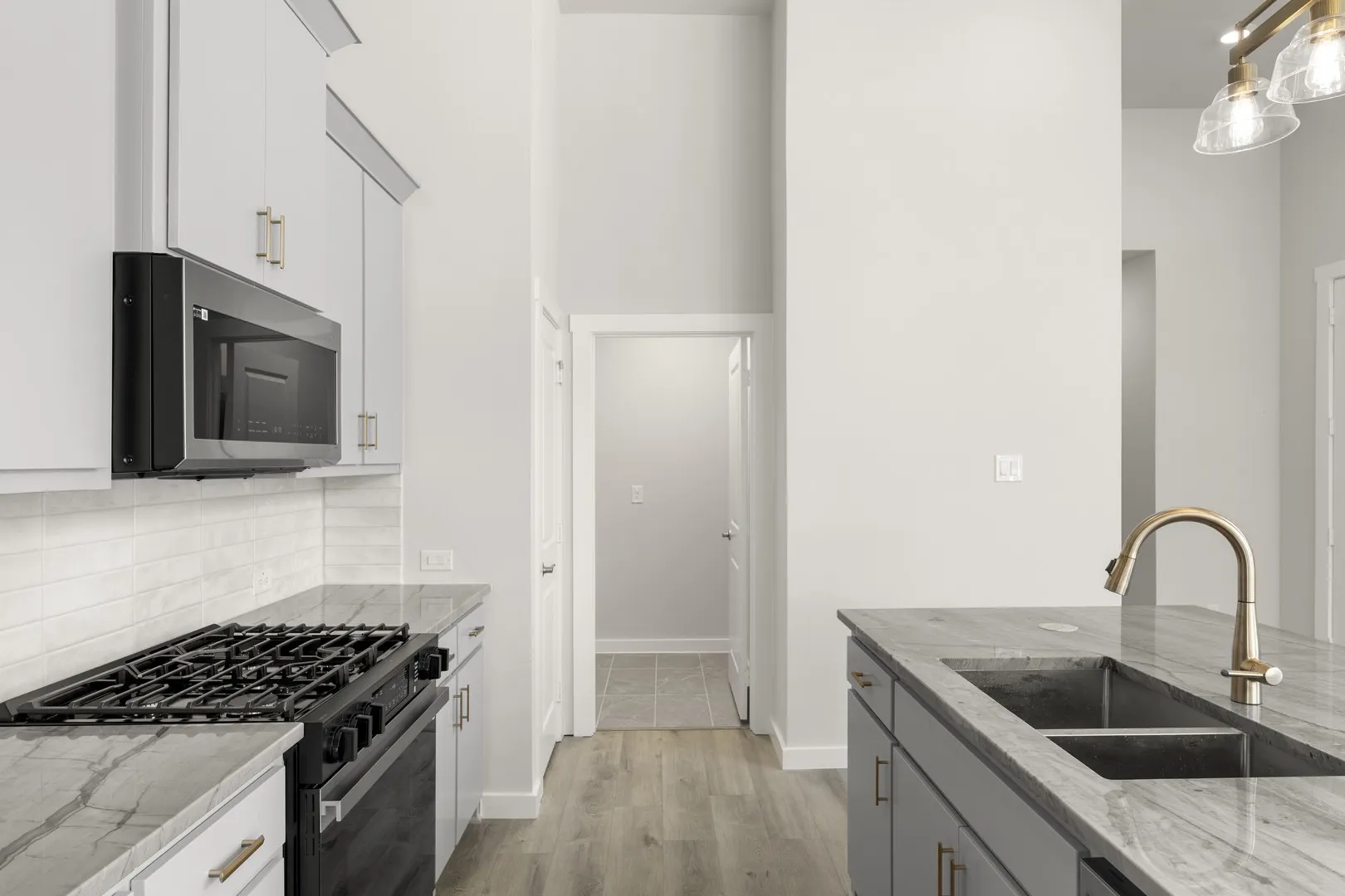 15. 628 Oakridge - Kitchen (3)