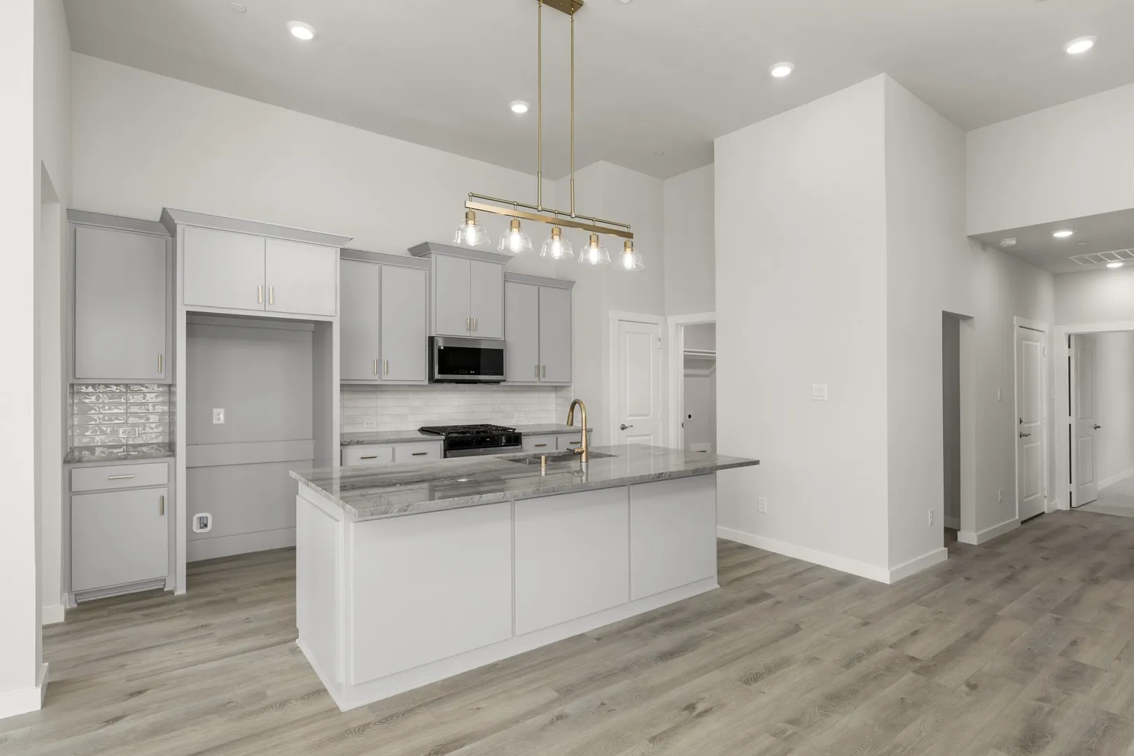 14. 628 Oakridge - Kitchen (2)
