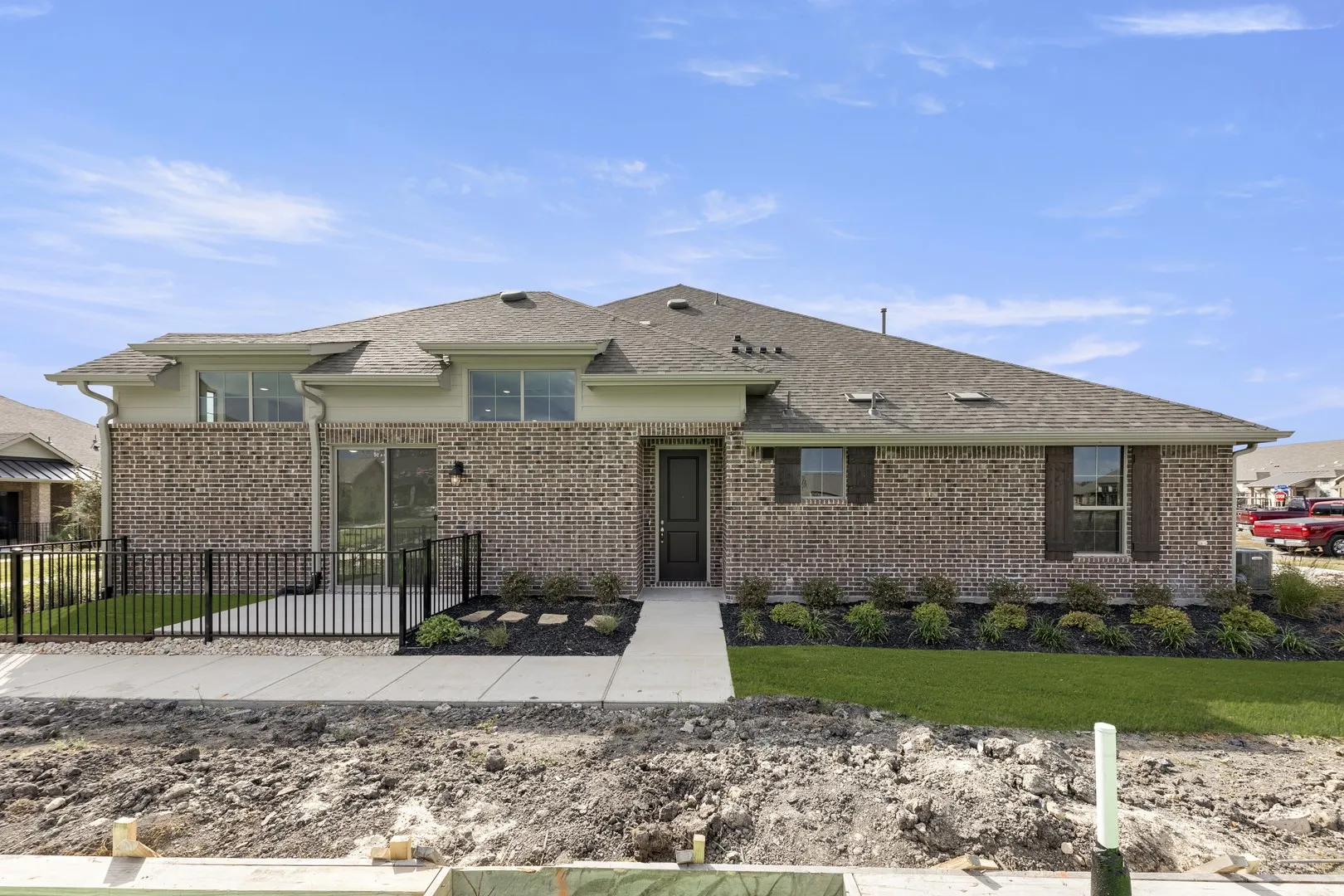 03. 628 Oakridge - Ext. Entry