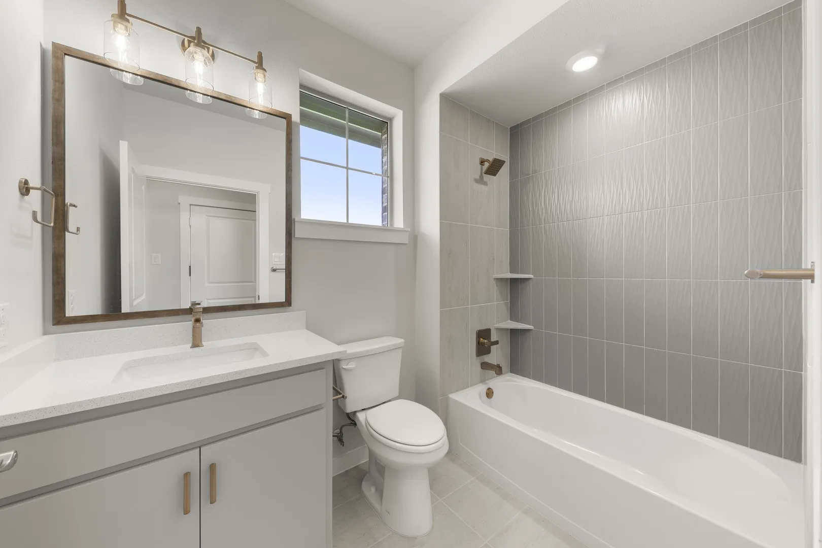 08. 628 Oakridge - 2ND Bath