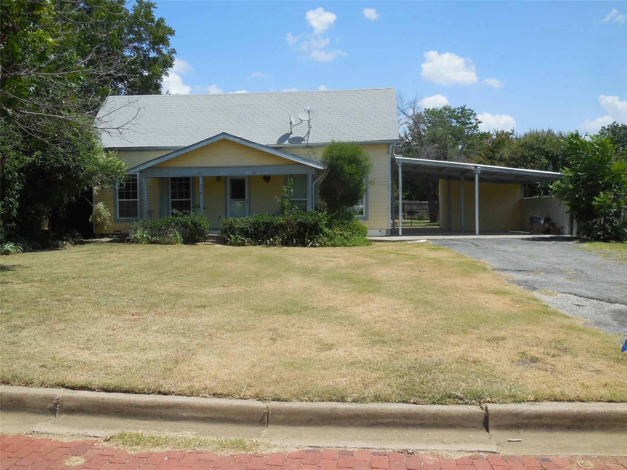Single Family Residence For Sale in Eastland County , 316 Mesquite Street, Ranger, Texas 76470, 2 Bedroom, 1 Bathroom, Garage spaces, 1,308 Sqft, built in 1930, mls#21023440, Real Estate Agent in Ranger, Homes For Sale in Eastland county, Homes For Sale in Ranger, Realtor in Ranger Texas, Real Estate Brokerage Independent Realty Texas, Luminita Cordes Realtor