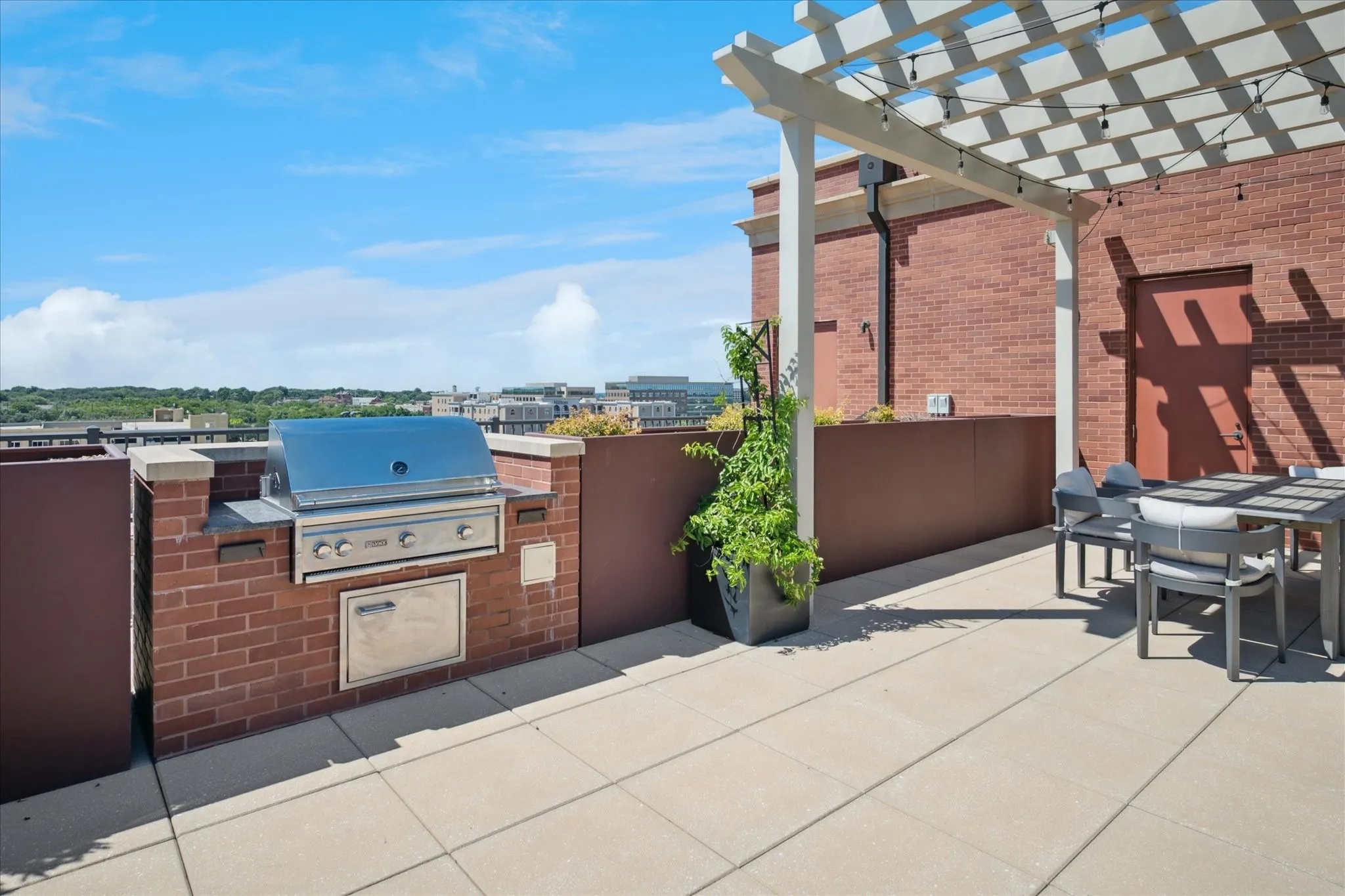 Grills and multiple
eating areas on the rooftop.