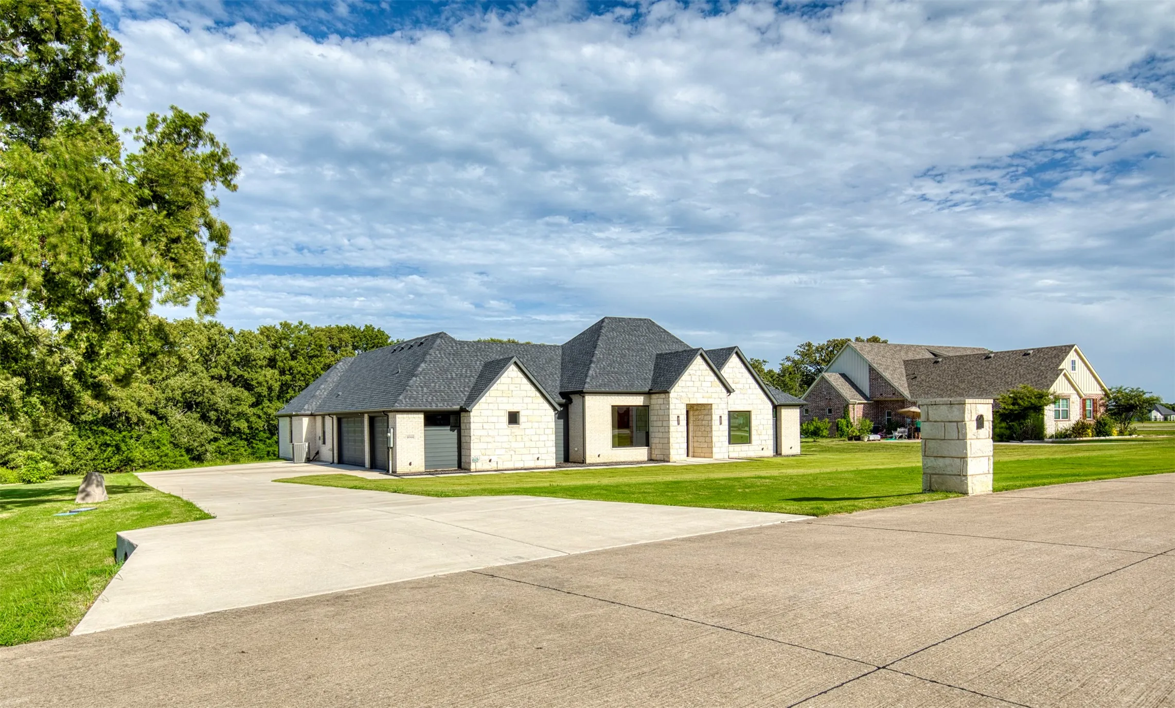 Single Family Residence For Sale in Kaufman County , 1044 Hidden Oaks Drive, Wills Point, Texas 75169, 4 Bedrooms, 4 Bathrooms, 3 Garage spaces, 3,372 Sqft, built in 2022, Price $759,000, mls#21025013, Real Estate Agent in Wills Point, Homes For Sale in Kaufman county, Homes For Sale in Wills Point, Realtor in Wills Point Texas, Real Estate Brokerage Independent Realty Texas, Luminita Cordes Realtor