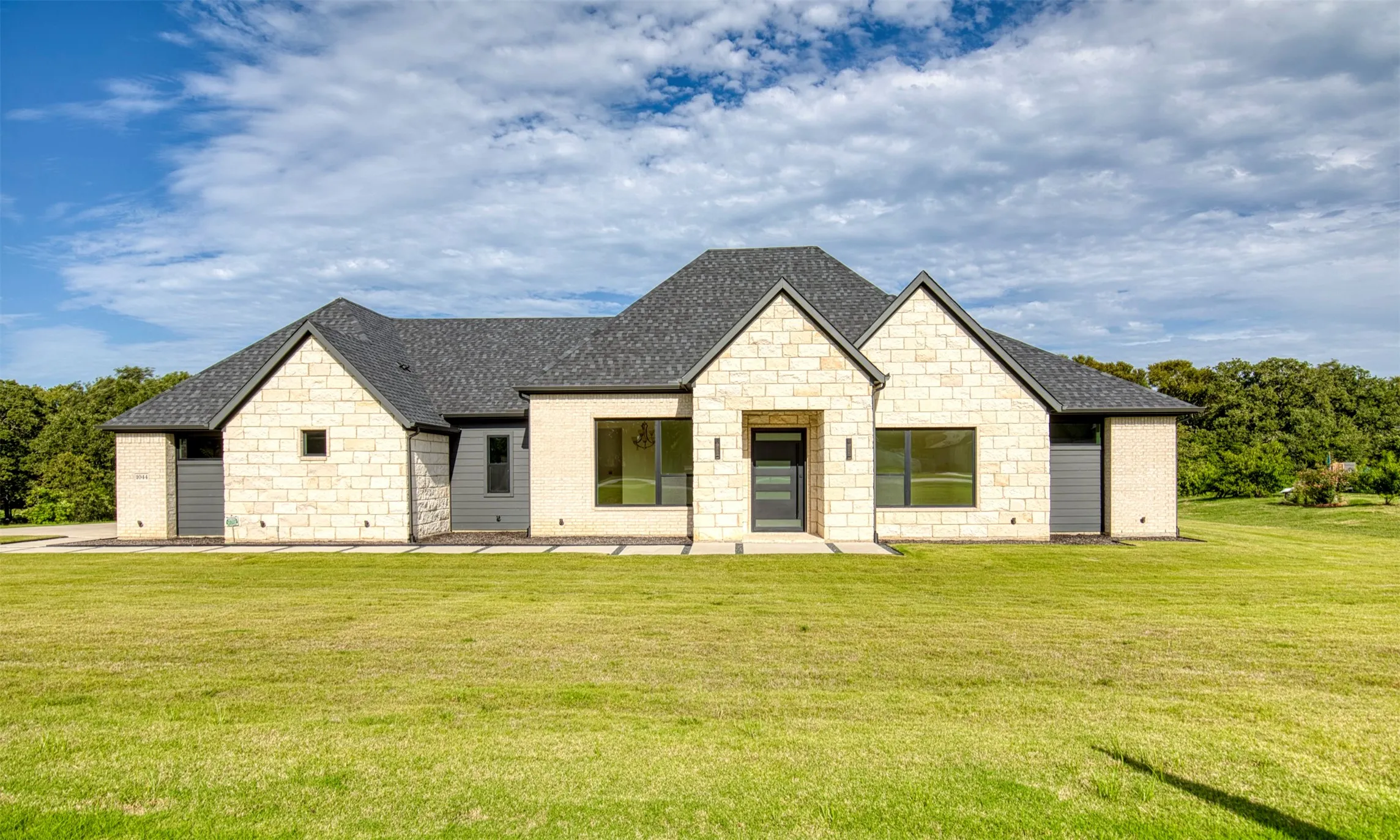 Single Family Residence For Sale in Kaufman County , 1044 Hidden Oaks Drive, Wills Point, Texas 75169, 4 Bedrooms, 4 Bathrooms, 3 Garage spaces, 3,372 Sqft, built in 2022, Price $759,000, mls#21025013, Real Estate Agent in Wills Point, Homes For Sale in Kaufman county, Homes For Sale in Wills Point, Realtor in Wills Point Texas, Real Estate Brokerage Independent Realty Texas, Luminita Cordes Realtor