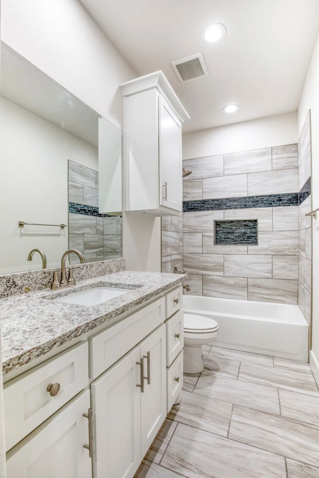 Single Family Residence For Sale in Kaufman County , 1044 Hidden Oaks Drive, Wills Point, Texas 75169, 4 Bedrooms, 4 Bathrooms, 3 Garage spaces, 3,372 Sqft, built in 2022, Price $759,000, mls#21025013, Real Estate Agent in Wills Point, Homes For Sale in Kaufman county, Homes For Sale in Wills Point, Realtor in Wills Point Texas, Real Estate Brokerage Independent Realty Texas, Luminita Cordes Realtor