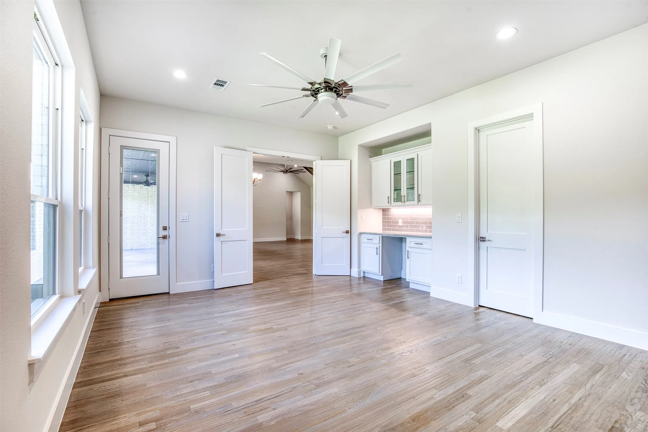 Single Family Residence For Sale in Kaufman County , 1044 Hidden Oaks Drive, Wills Point, Texas 75169, 4 Bedrooms, 4 Bathrooms, 3 Garage spaces, 3,372 Sqft, built in 2022, Price $759,000, mls#21025013, Real Estate Agent in Wills Point, Homes For Sale in Kaufman county, Homes For Sale in Wills Point, Realtor in Wills Point Texas, Real Estate Brokerage Independent Realty Texas, Luminita Cordes Realtor