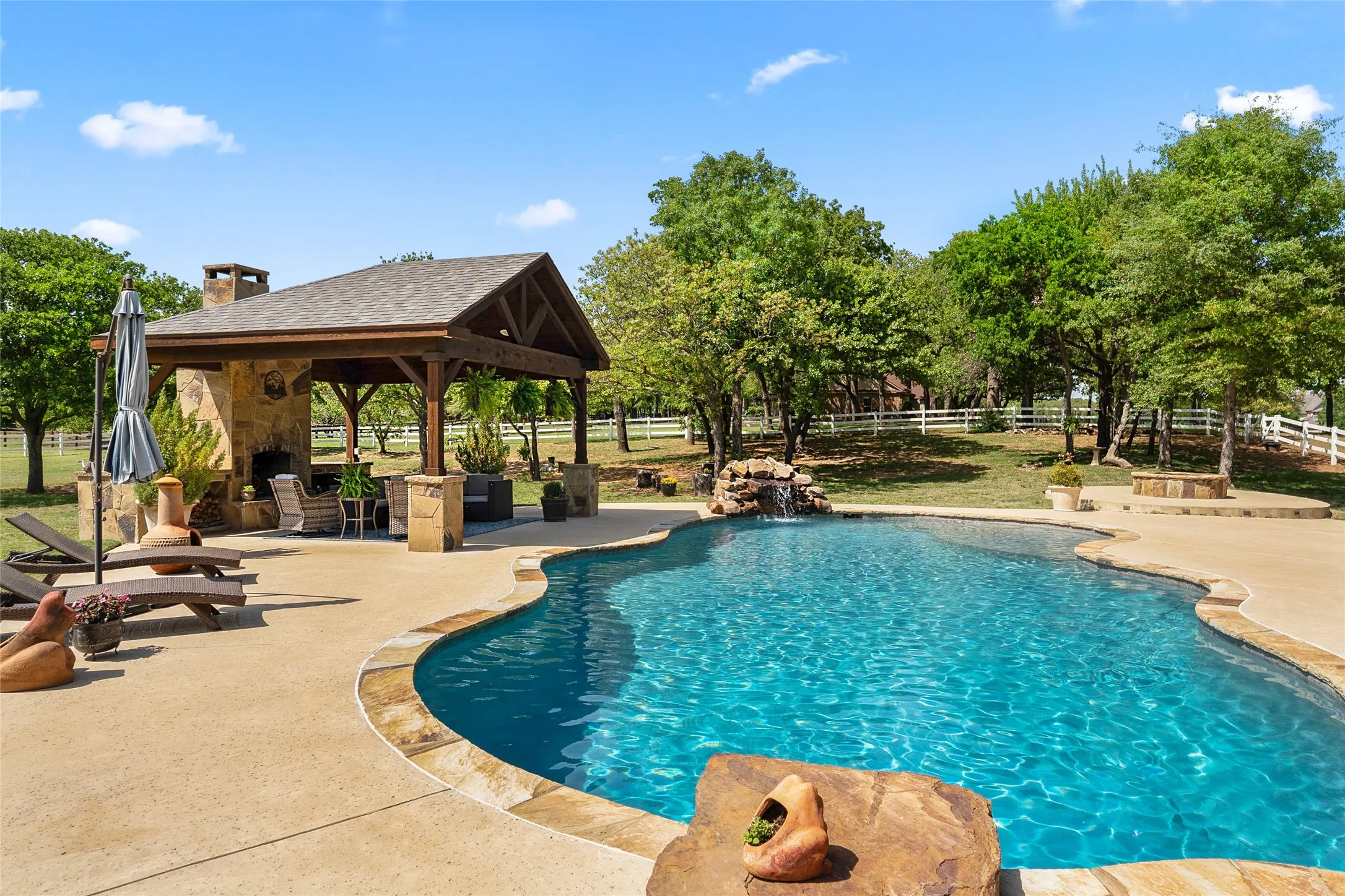 Single Family Residence For Sale in Denton County , 419 E Hickory Ridge Circle, Argyle, Texas 76226, 5 Bedroom, 5 Bathroom, 3 Garage spaces, 5,097 Sqft, built in 1999, Preowned, mls#21025105, Real Estate Agent in Argyle, Homes For Sale in Denton county, Homes For Sale in Argyle, Realtor in Argyle Texas, Real Estate Brokerage Independent Realty Texas, Luminita Cordes Realtor