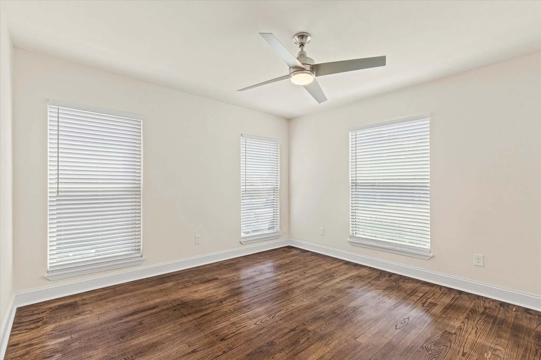 Single Family Residence For Sale in Grayson County , 311 W Scott Street, Sherman, Texas 75092, 3 Bedroom, 2 Bathroom, Garage spaces, 1,643 Sqft, built in 1945, Preowned, mls#21023336, Real Estate Agent in Sherman, Homes For Sale in Grayson county, Homes For Sale in Sherman, Realtor in Sherman Texas, Real Estate Brokerage Independent Realty Texas, Luminita Cordes Realtor