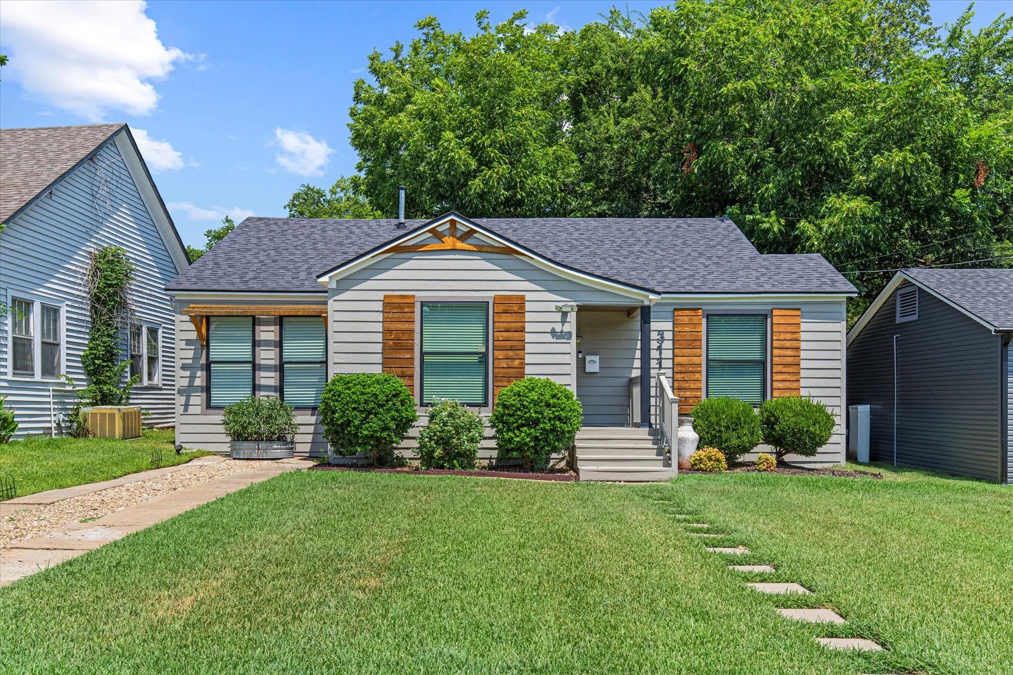 Single Family Residence For Sale in Grayson County , 311 W Scott Street, Sherman, Texas 75092, 3 Bedroom, 2 Bathroom, Garage spaces, 1,643 Sqft, built in 1945, Preowned, mls#21023336, Real Estate Agent in Sherman, Homes For Sale in Grayson county, Homes For Sale in Sherman, Realtor in Sherman Texas, Real Estate Brokerage Independent Realty Texas, Luminita Cordes Realtor