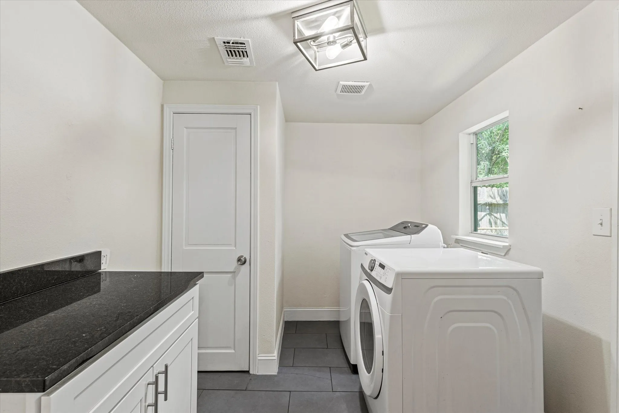 Single Family Residence For Sale in Grayson County , 311 W Scott Street, Sherman, Texas 75092, 3 Bedroom, 2 Bathroom, Garage spaces, 1,643 Sqft, built in 1945, Preowned, mls#21023336, Real Estate Agent in Sherman, Homes For Sale in Grayson county, Homes For Sale in Sherman, Realtor in Sherman Texas, Real Estate Brokerage Independent Realty Texas, Luminita Cordes Realtor