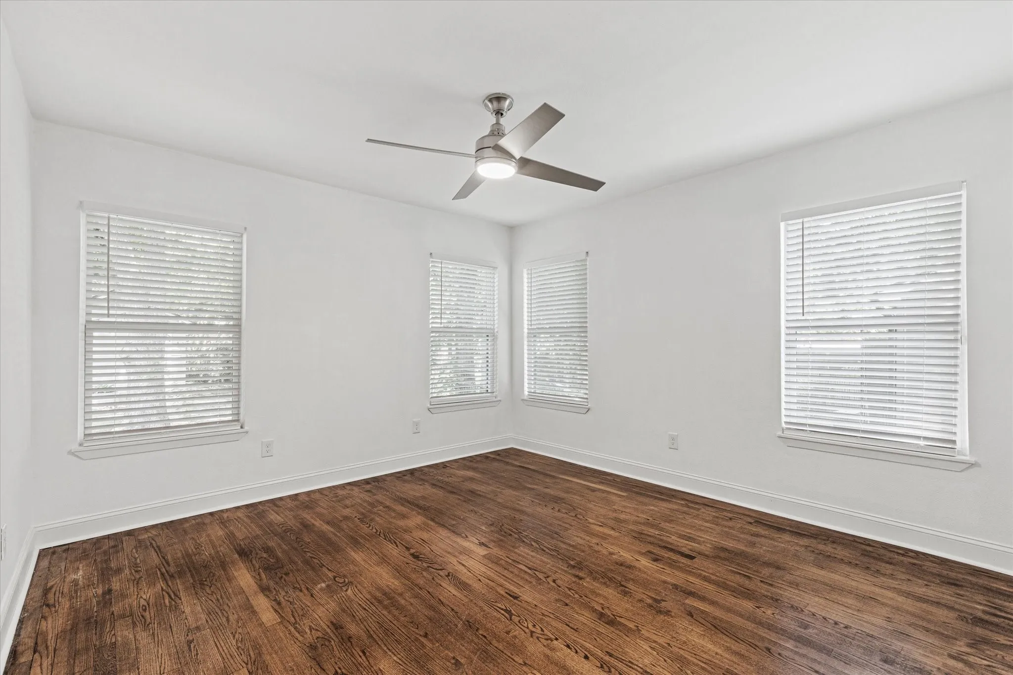 Single Family Residence For Sale in Grayson County , 311 W Scott Street, Sherman, Texas 75092, 3 Bedroom, 2 Bathroom, Garage spaces, 1,643 Sqft, built in 1945, Preowned, mls#21023336, Real Estate Agent in Sherman, Homes For Sale in Grayson county, Homes For Sale in Sherman, Realtor in Sherman Texas, Real Estate Brokerage Independent Realty Texas, Luminita Cordes Realtor