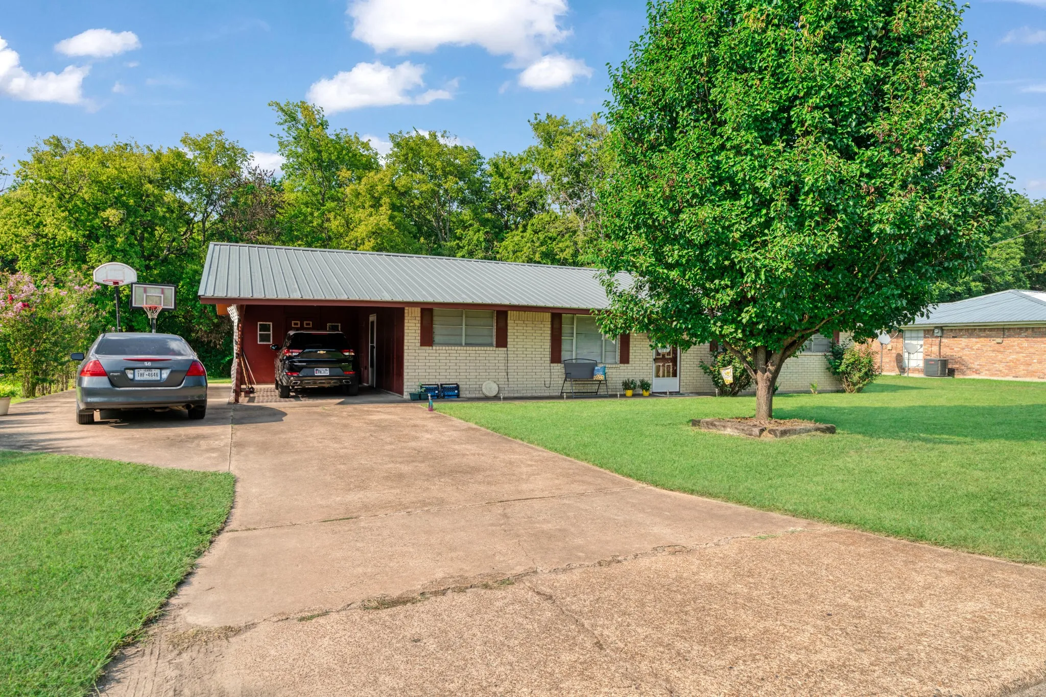 Single Family Residence For Sale in Red River (TX) County , 1705 W Taylor Street, Clarksville, Texas 75426, 3 Bedroom, 2 Bathroom, Garage spaces, 1,250 Sqft, built in 1975, mls#21025794, Real Estate Agent in Clarksville, Homes For Sale in Red River (TX) county, Homes For Sale in Clarksville, Realtor in Clarksville Texas, Real Estate Brokerage Independent Realty Texas, Luminita Cordes Realtor