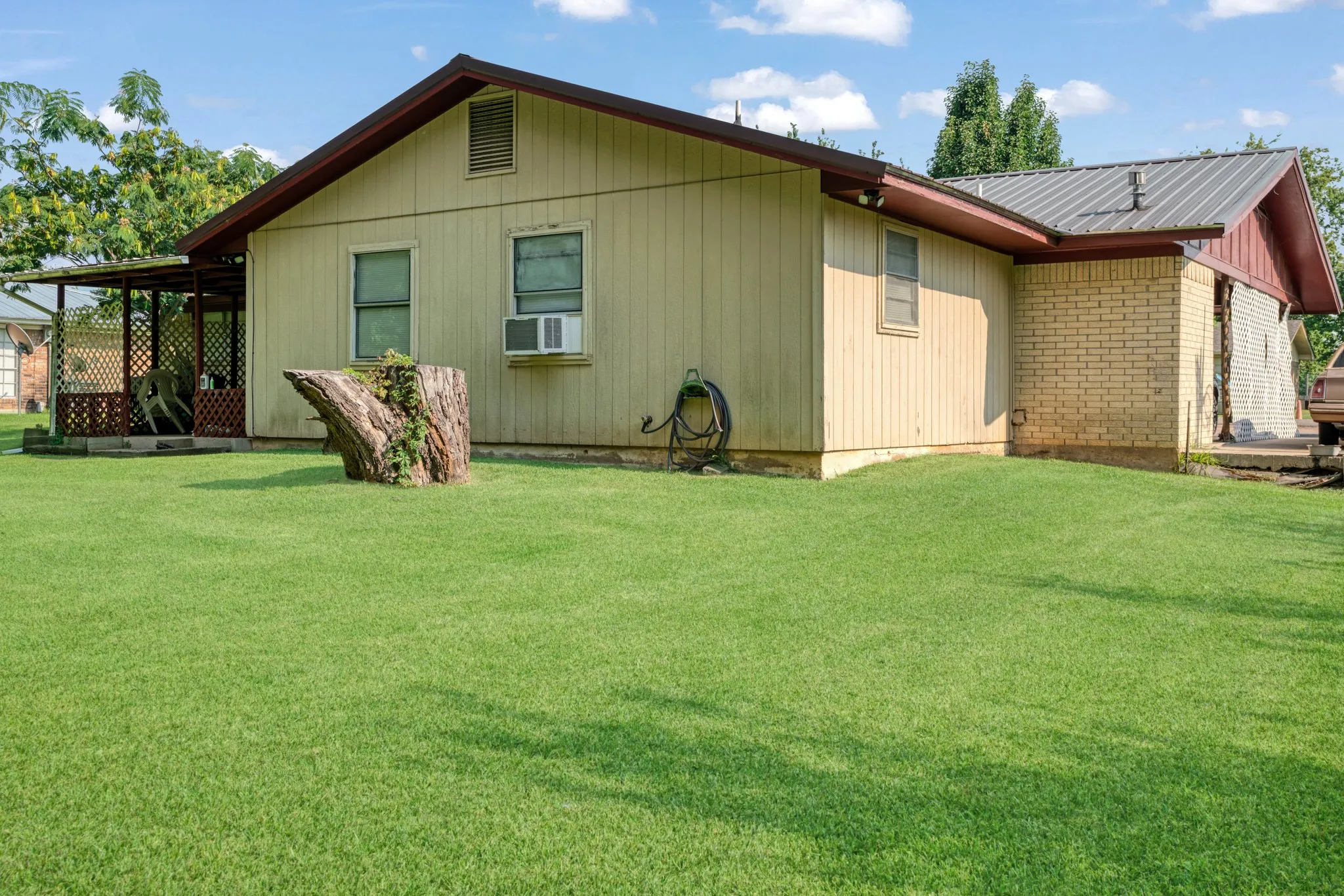 Single Family Residence For Sale in Red River (TX) County , 1705 W Taylor Street, Clarksville, Texas 75426, 3 Bedroom, 2 Bathroom, Garage spaces, 1,250 Sqft, built in 1975, mls#21025794, Real Estate Agent in Clarksville, Homes For Sale in Red River (TX) county, Homes For Sale in Clarksville, Realtor in Clarksville Texas, Real Estate Brokerage Independent Realty Texas, Luminita Cordes Realtor