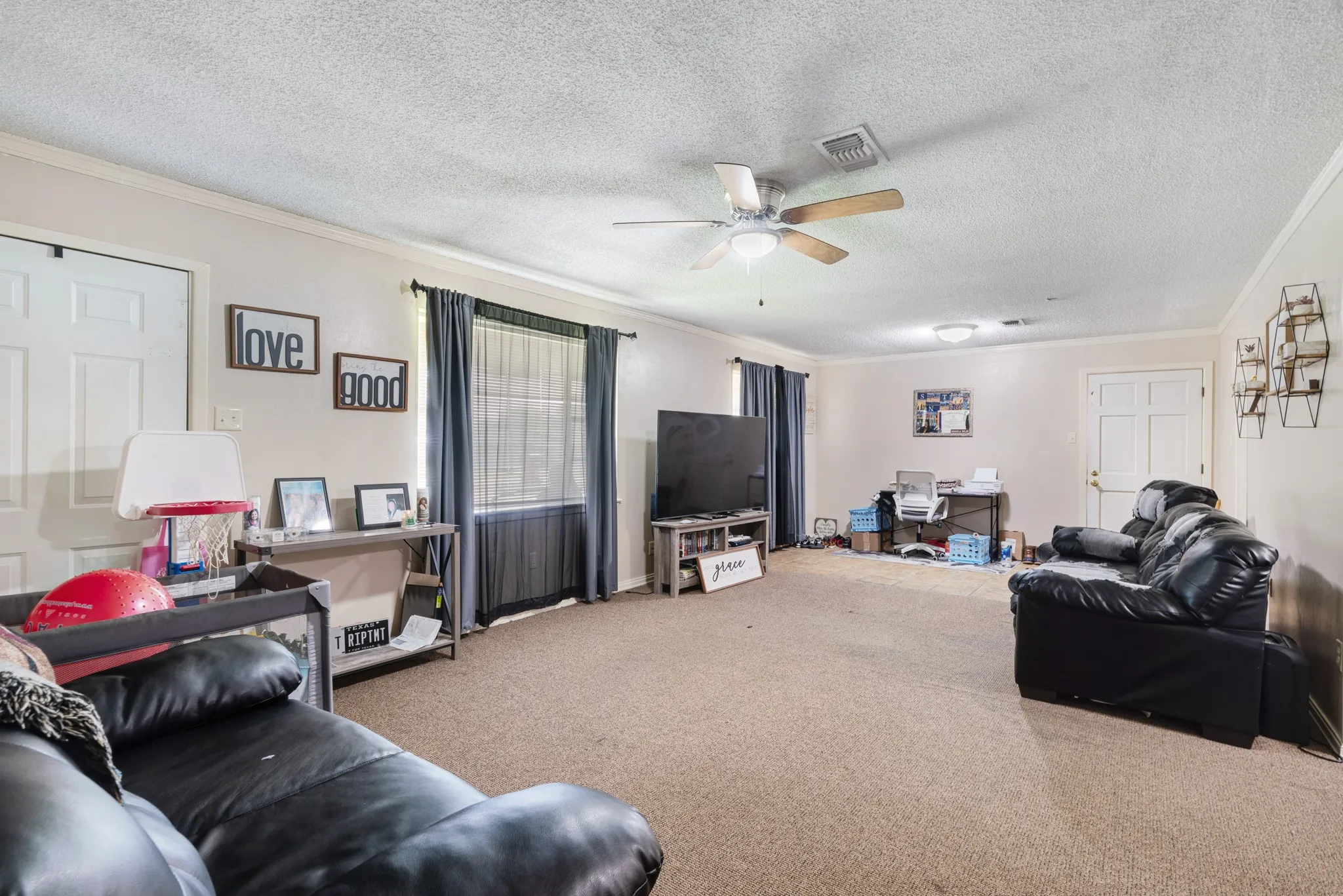 Single Family Residence For Sale in Red River (TX) County , 1705 W Taylor Street, Clarksville, Texas 75426, 3 Bedroom, 2 Bathroom, Garage spaces, 1,250 Sqft, built in 1975, mls#21025794, Real Estate Agent in Clarksville, Homes For Sale in Red River (TX) county, Homes For Sale in Clarksville, Realtor in Clarksville Texas, Real Estate Brokerage Independent Realty Texas, Luminita Cordes Realtor