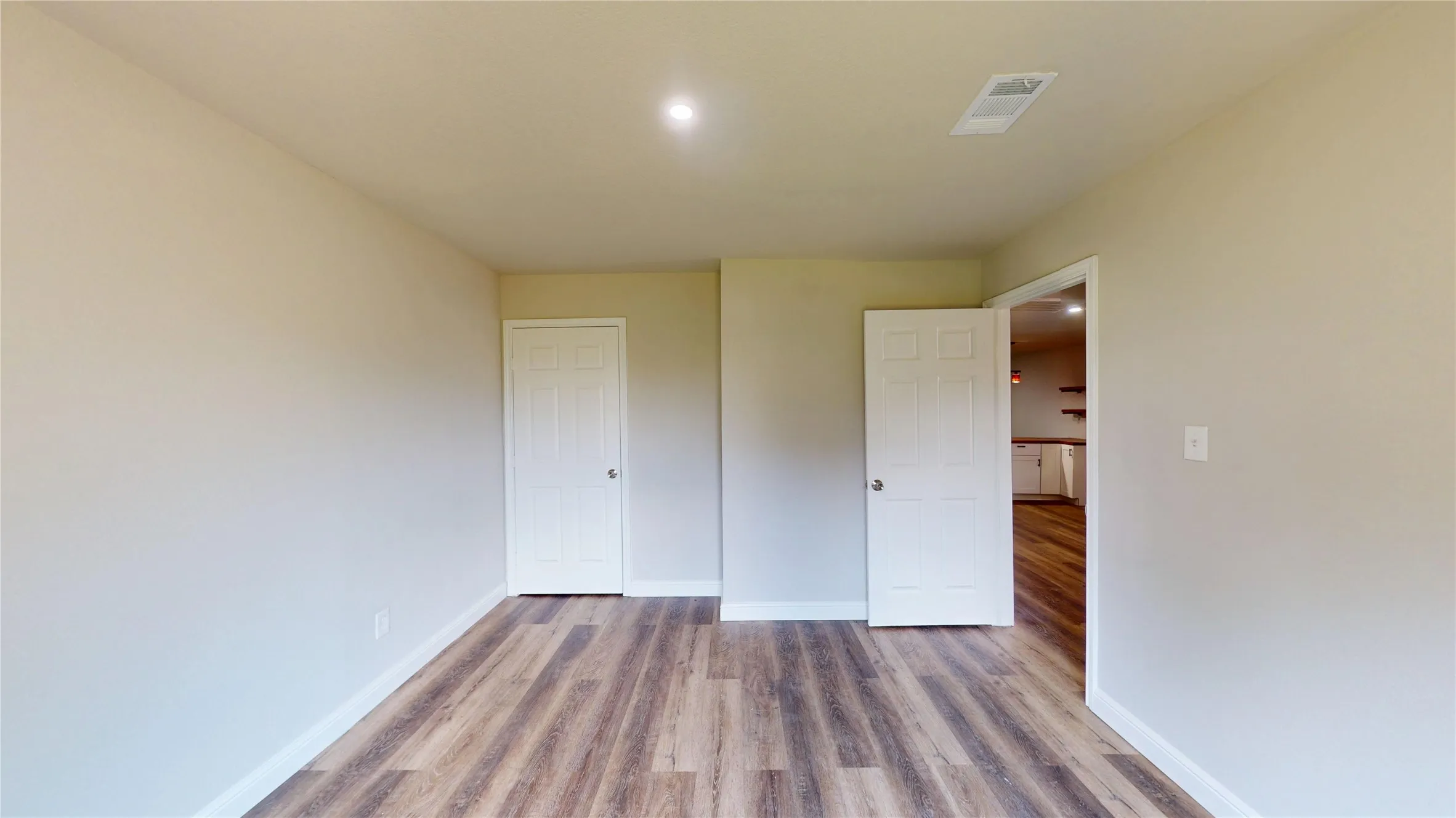 Single Family Residence For Sale in Dallas County , 4026 Myrtle Street, Dallas, Texas 75215, 3 Bedroom, 2 Bathroom, Garage spaces, 1,212 Sqft, built in 1923, Preowned, mls#21025779, Real Estate Agent in Dallas, Homes For Sale in Dallas county, Homes For Sale in Dallas, Realtor in Dallas Texas, Real Estate Brokerage Independent Realty Texas, Luminita Cordes Realtor