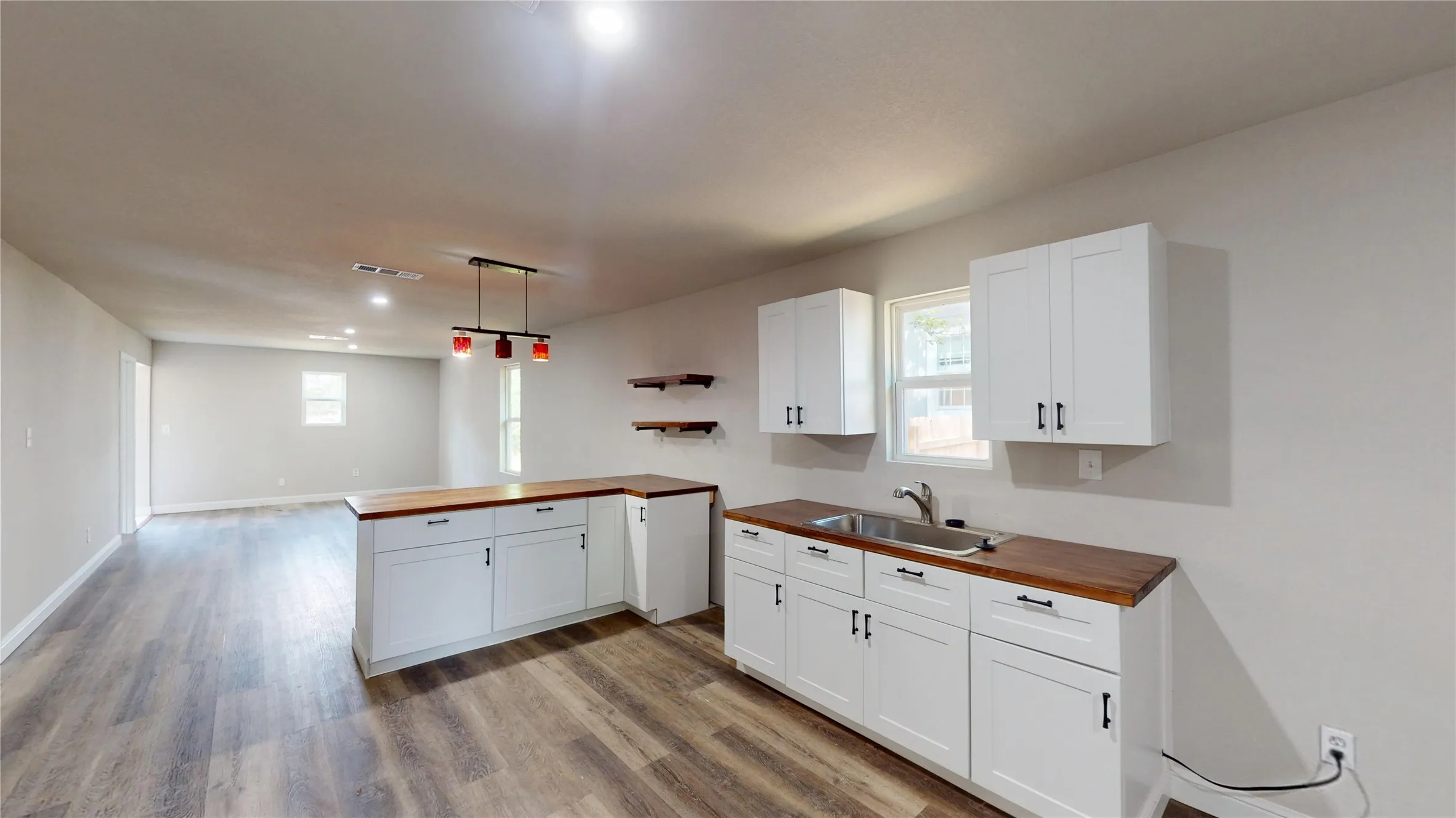 Single Family Residence For Sale in Dallas County , 4026 Myrtle Street, Dallas, Texas 75215, 3 Bedroom, 2 Bathroom, Garage spaces, 1,212 Sqft, built in 1923, Preowned, mls#21025779, Real Estate Agent in Dallas, Homes For Sale in Dallas county, Homes For Sale in Dallas, Realtor in Dallas Texas, Real Estate Brokerage Independent Realty Texas, Luminita Cordes Realtor