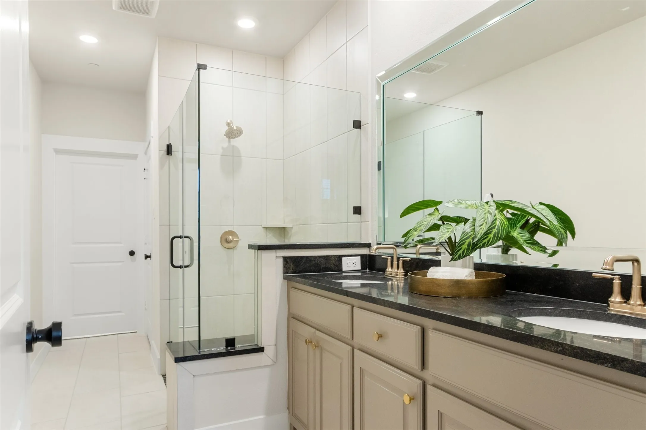 REPRESENTATIVE-017-500OakridgeDrive_3041_Istanbul_PrimaryBathroom.jpg-SMALL
