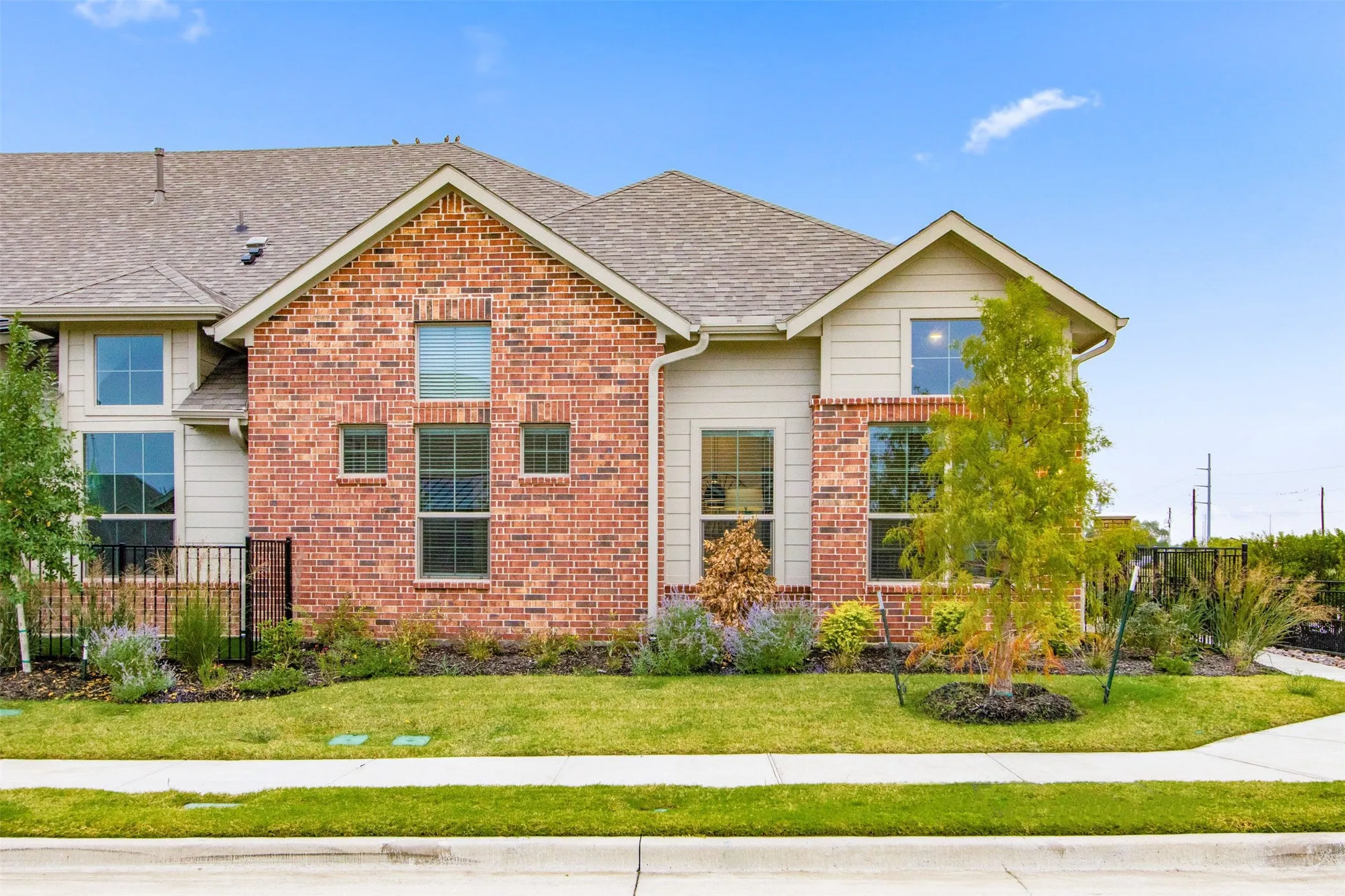 REPRESENTATIVE-002-500OakridgeDrive_3041_Istanbul_Exterior.jpg-SMALL