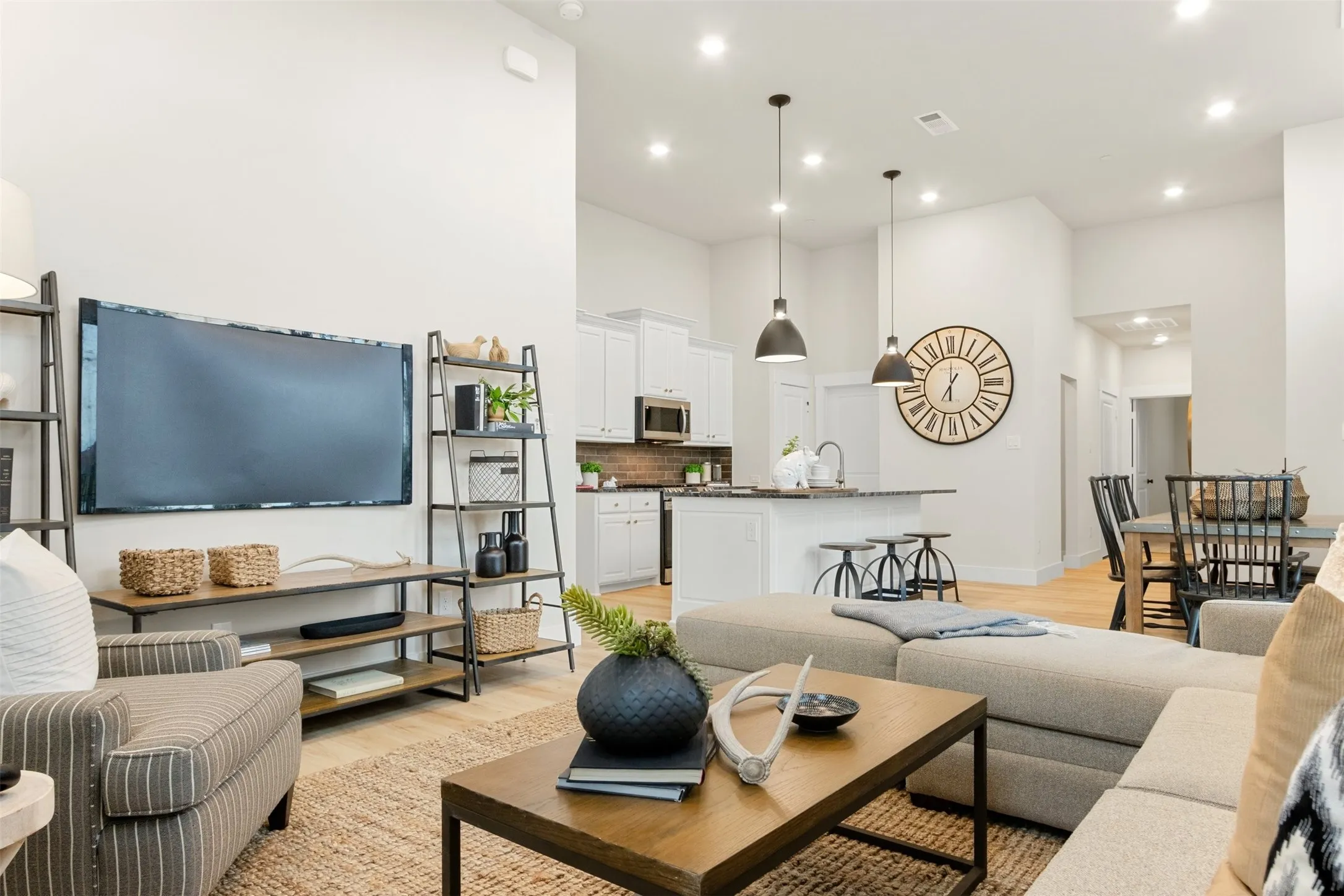 REPRESENTATIVE-004-500OakridgeDrive_3041_Istanbul_Living.jpg-SMALL