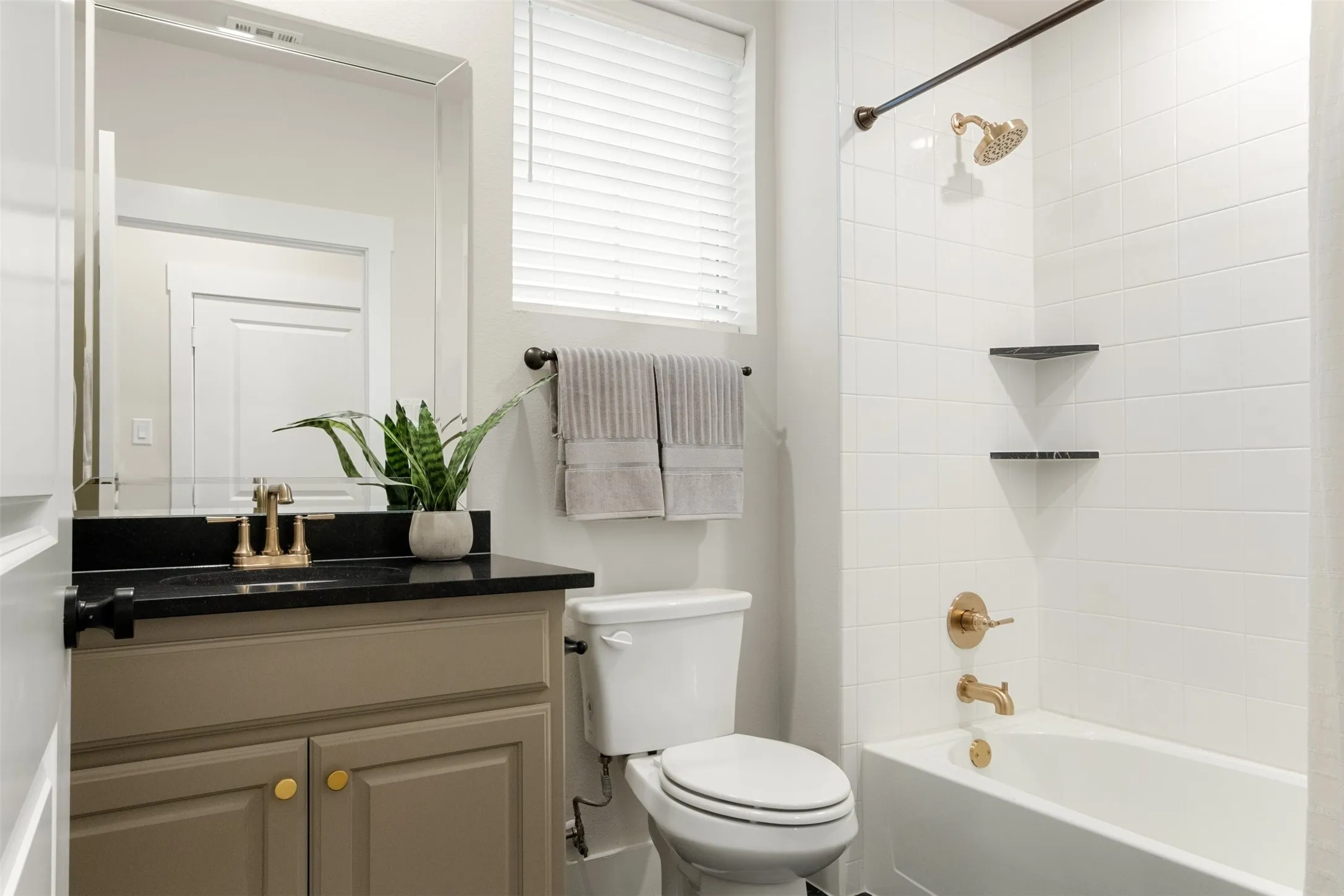 REPRESENTATIVE-024-500OakridgeDrive_3041_Istanbul_Bathroom2.jpg-SMALL