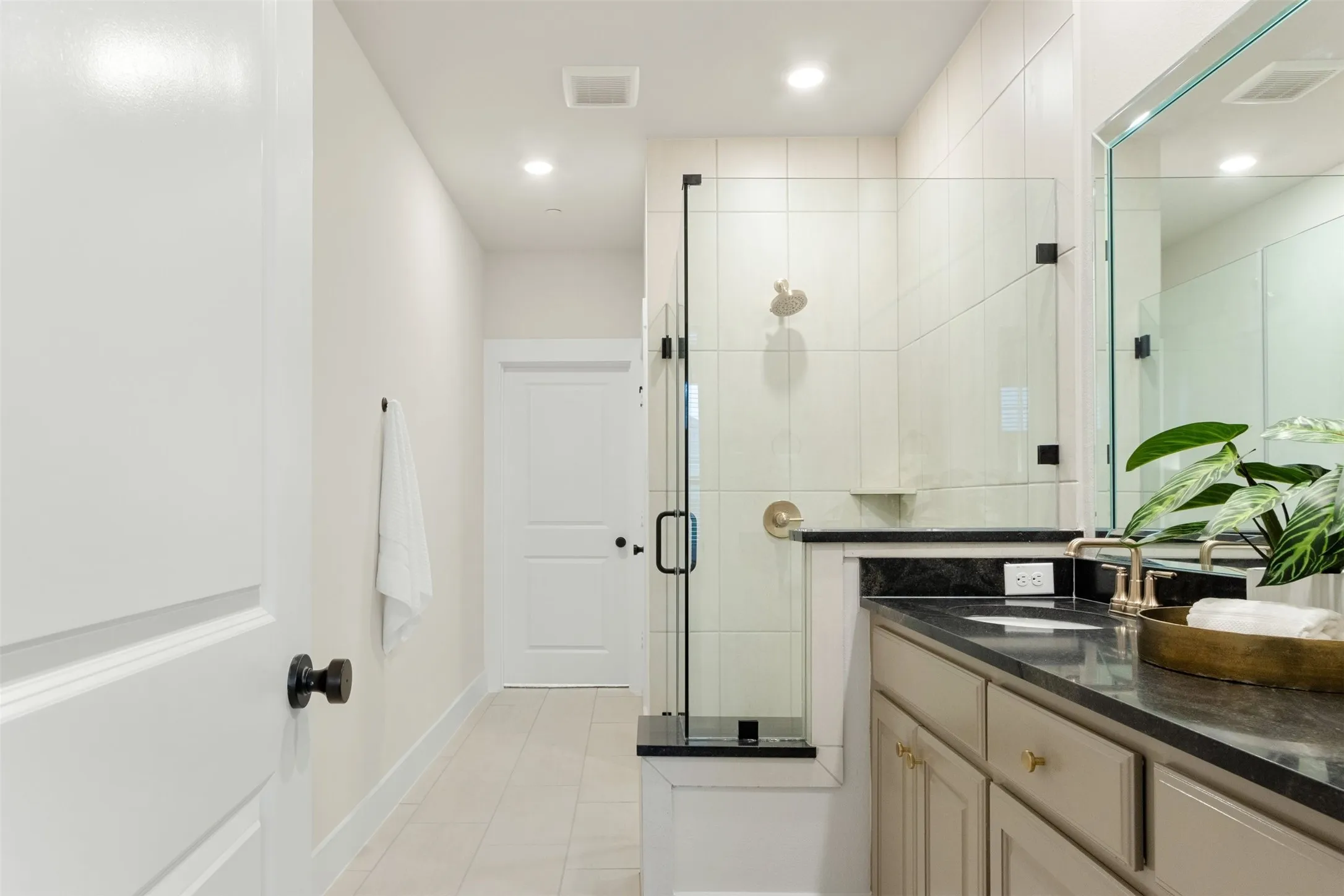 REPRESENTATIVE-019-500OakridgeDrive_3041_Istanbul_PrimaryBathroom.jpg-SMALL