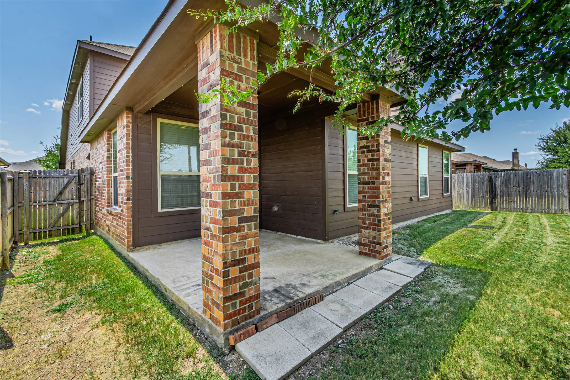 Single Family Residence For Sale in Tarrant County , 11460 Starlight Ranch Trail, Fort Worth, Texas 76052, 4 Bedroom, 3 Bathroom, 2 Garage spaces, 2,523 Sqft, built in 2017, mls#21026839, Real Estate Agent in Fort Worth, Homes For Sale in Tarrant county, Homes For Sale in Fort Worth, Realtor in Fort Worth Texas, Real Estate Brokerage Independent Realty Texas, Luminita Cordes Realtor