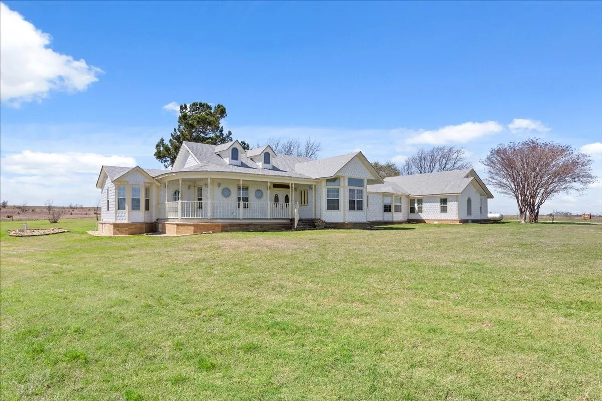 Single Family Residence For Sale in Bosque County , 596 County Road 3425, Clifton, Texas 76634, 5 Bedroom, 4 Bathroom, Garage spaces, 3,613 Sqft, built in 1945, mls#21024507, Real Estate Agent in Clifton, Homes For Sale in Bosque county, Homes For Sale in Clifton, Realtor in Clifton Texas, Real Estate Brokerage Independent Realty Texas, Luminita Cordes Realtor